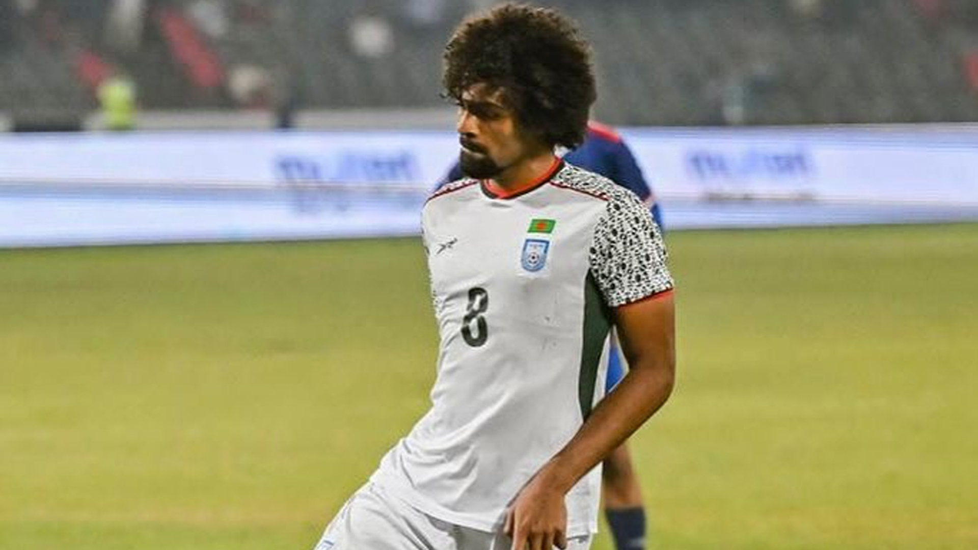 হামজার কল্যাণে রক্ষা, লিড নিয়ে বিরতিতে বাংলাদেশ