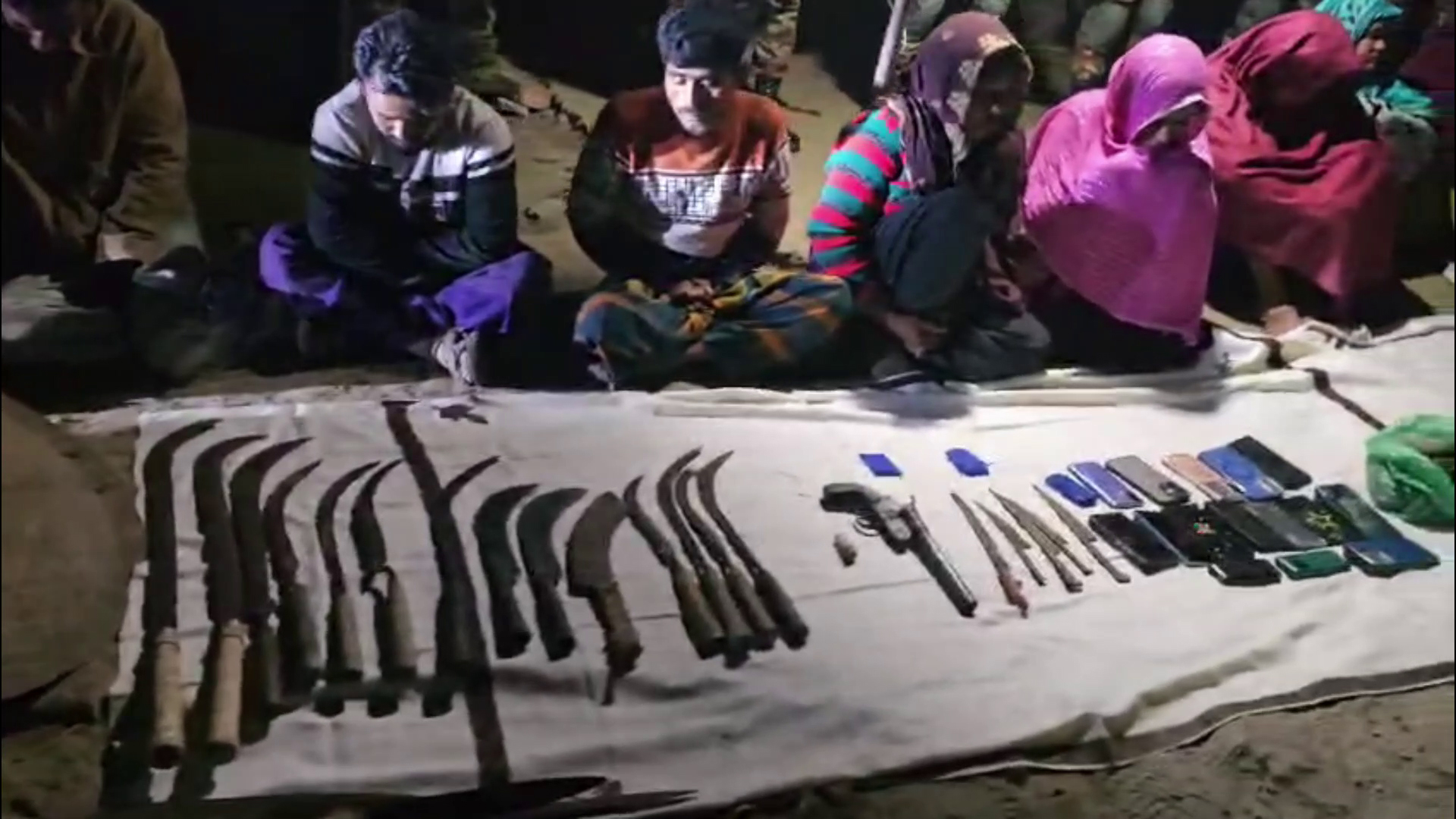 আগ্নেয়াস্ত্রসহ বিপুল দেশীয় অস্ত্র ও মাদক উদ্ধার, নারী-পুরুষসহ আটক ১৮