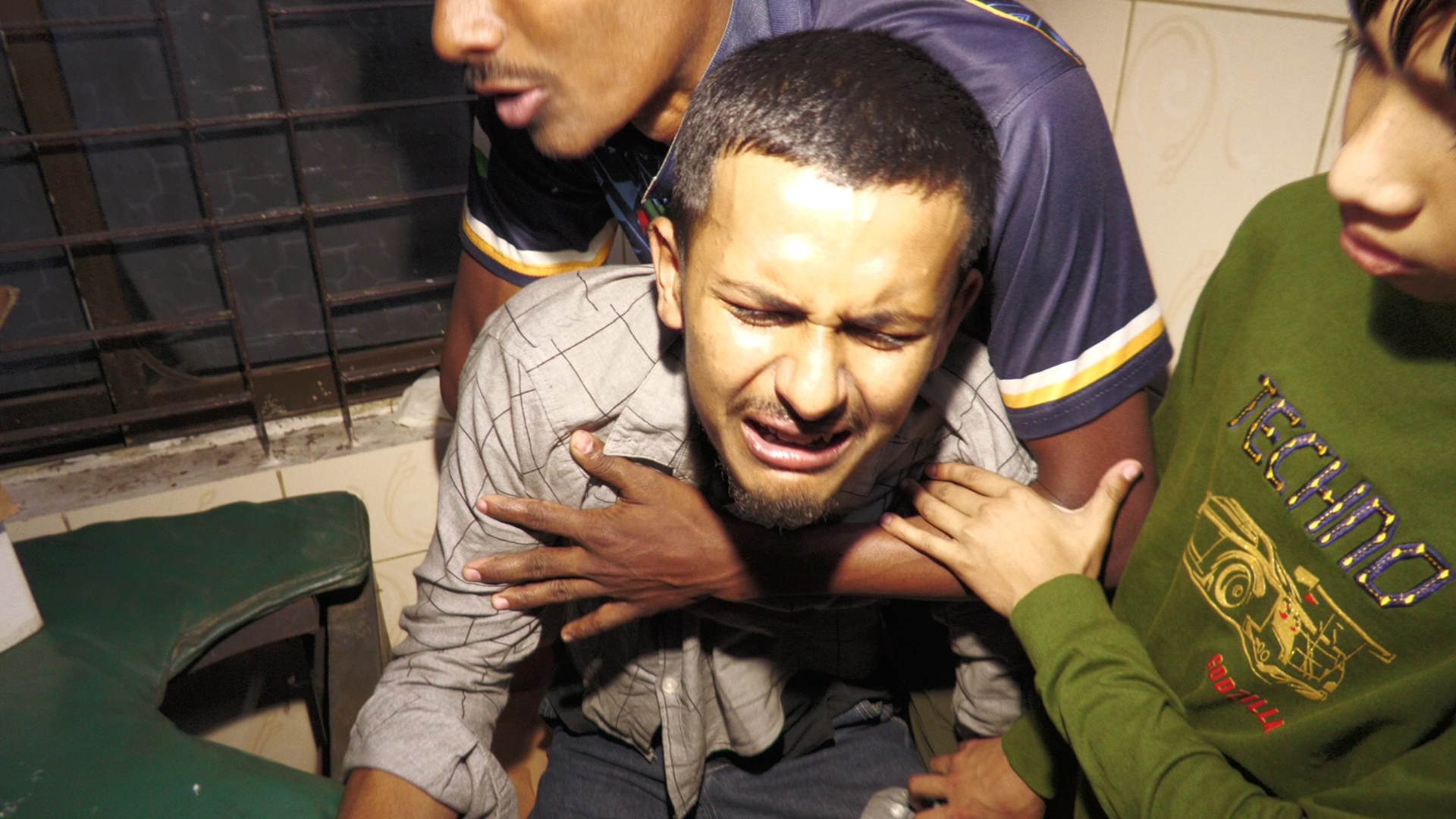 ভোলায় ভুল চিকিৎসায় গর্ভের সন্তানসহ প্রসূতির মৃত্যুর অভিযোগ, হাসপাতাল ভাঙচুর