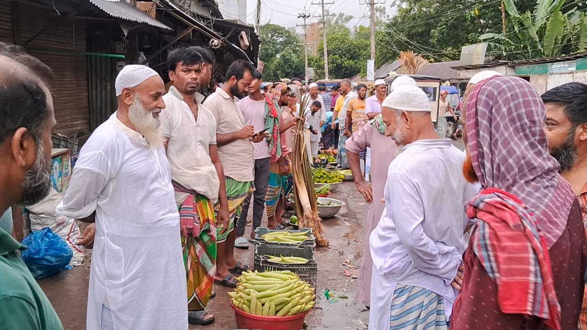 ধলাগাঁও হাটে ক্রেতাদের ভিড়, তবে নাগালে নেই সবজির দাম