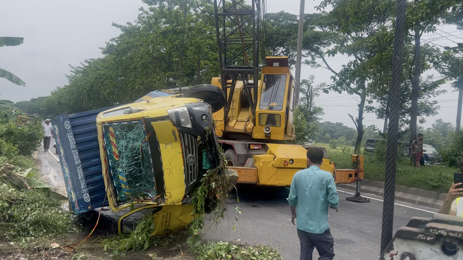 নিয়ন্ত্রণ হারিয়ে ধাক্কা দিয়ে পুকুরে পিকআপ-কাভার্ডভ্যান, যুবক