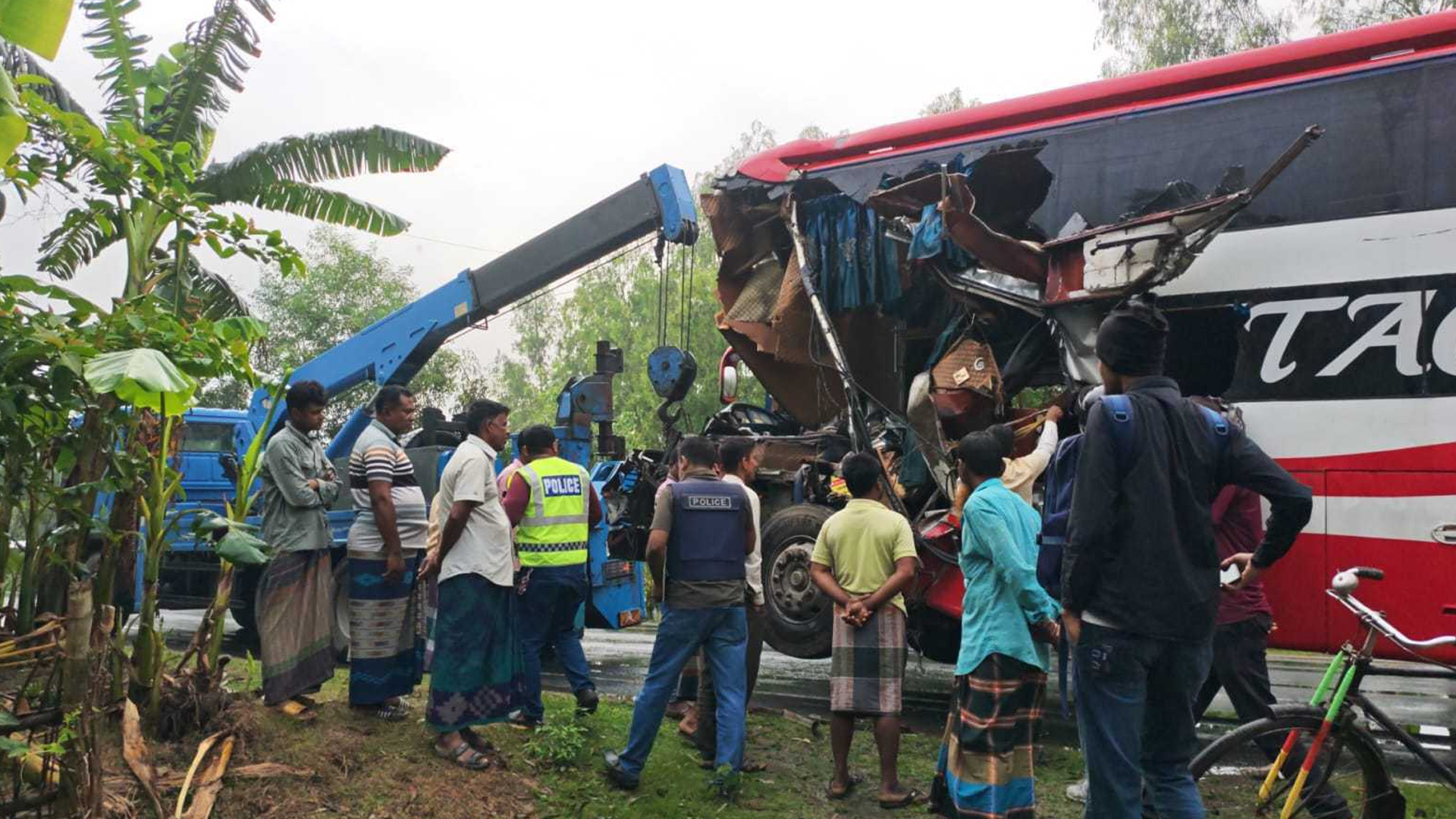 সড়কে দাঁড়িয়ে থাকা ট্রাকে ঢাকামগামী বাসের ধাক্কা, নিহত ২