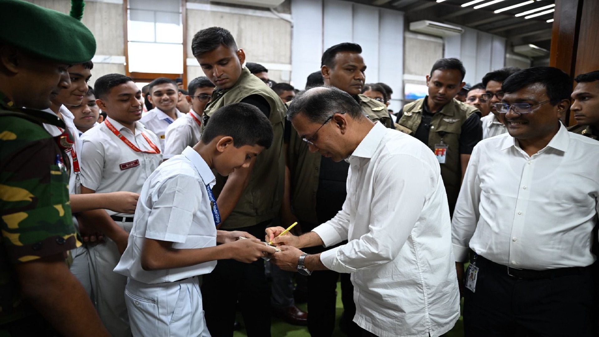 সংসদ পরিদর্শনে আসা নিজ কলেজ শিক্ষার্থীদের সঙ্গে প্রধানমন্ত্রীর শুভেচ্ছা বিনিময়