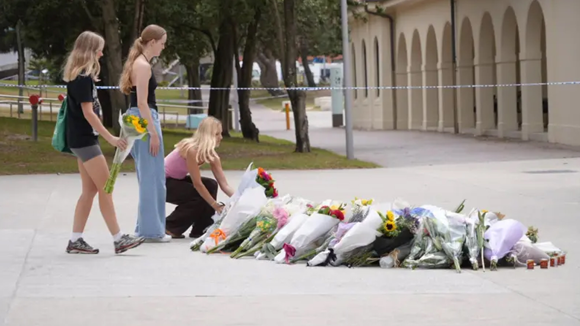 সিডনিতে সন্ত্রাসী হামলায় বাবা-ছেলের হাত, নিহত বেড়ে ১৬