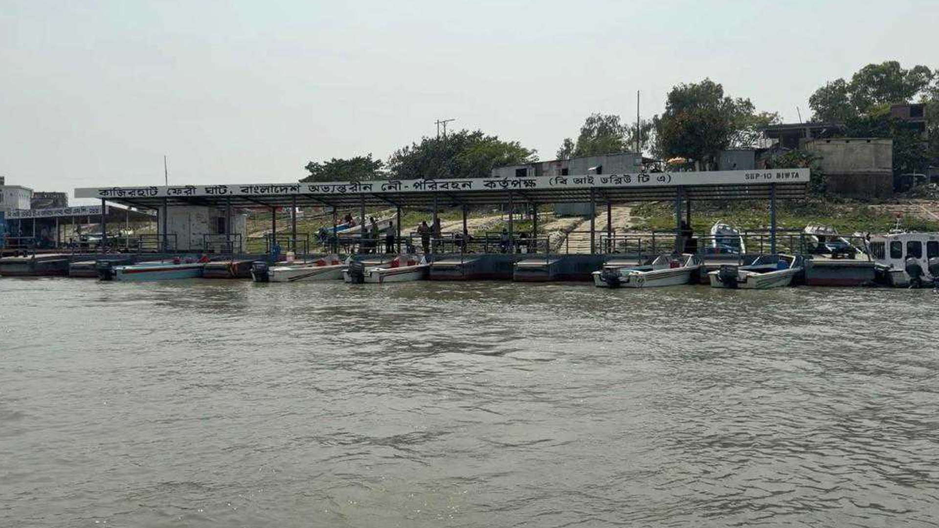 জ্বালানি সংকটে স্থবির কাজিরহাট-আরিচা নৌপথে স্পিডবোট চলাচল, দুর্ভোগে যাত্রীরা