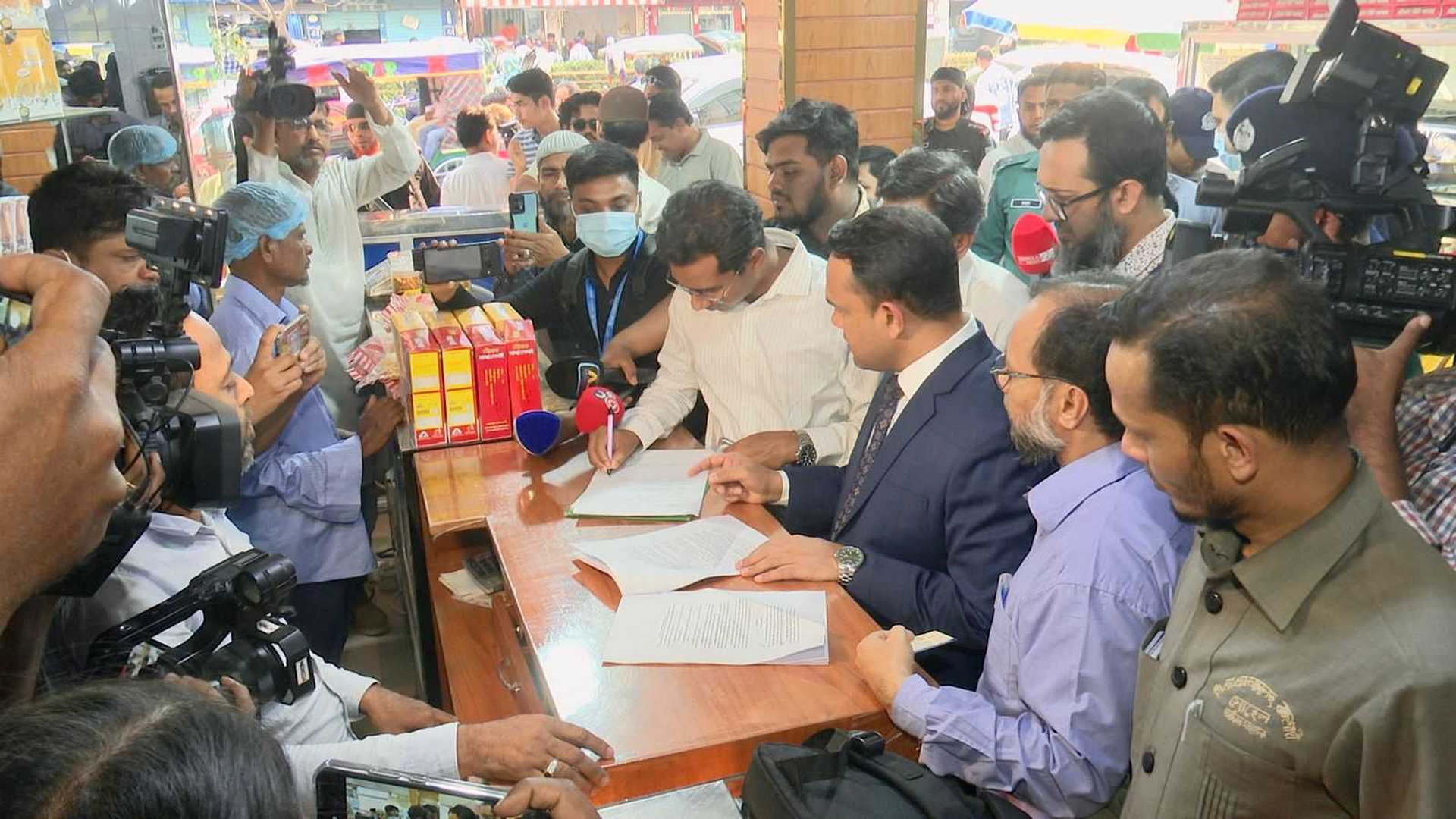 রাজশাহীতে মিষ্টি ও কাপড়ের দোকানে অভিযান, জরিমানা