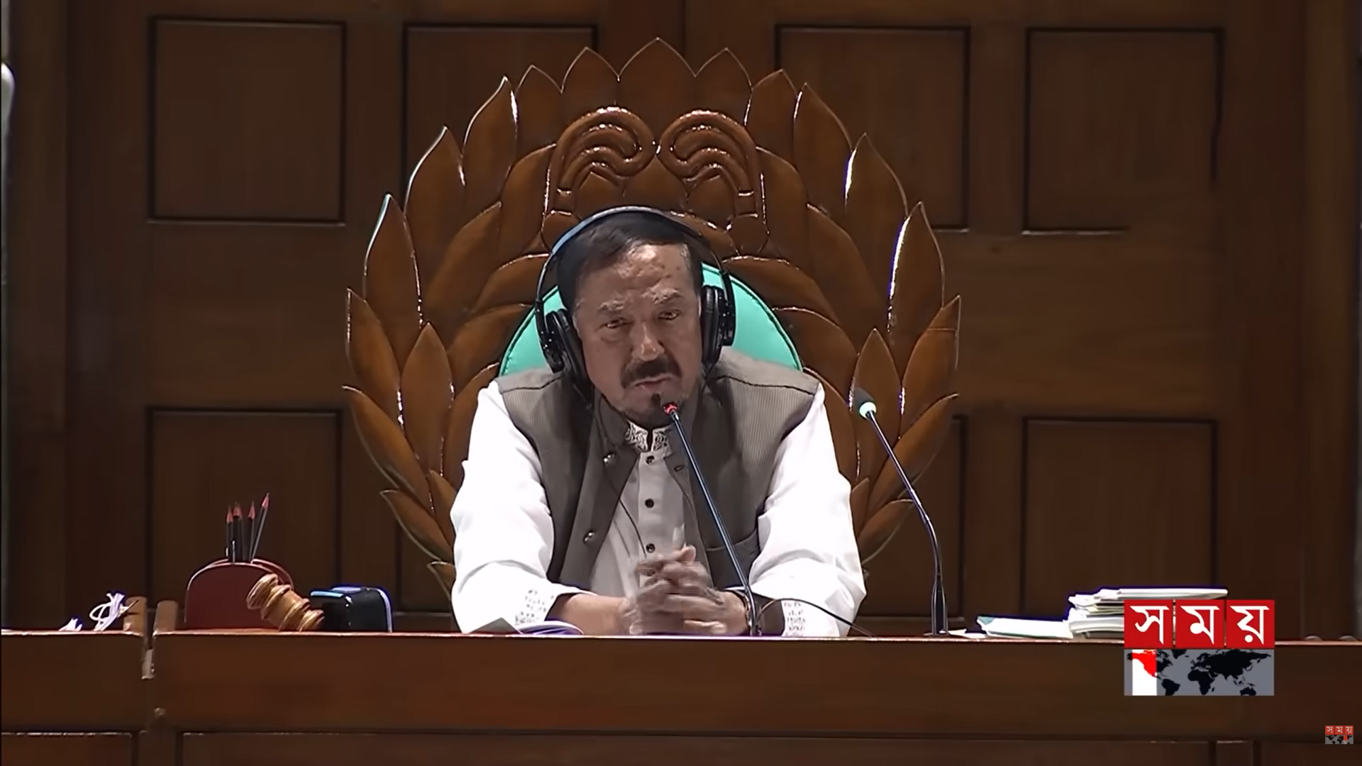 সংসদ কক্ষে খাচ্ছিলেন এমপি: ক্ষুব্ধ স্পিকার বললেন, ‘পরে কী খাবেন গড নোজ’