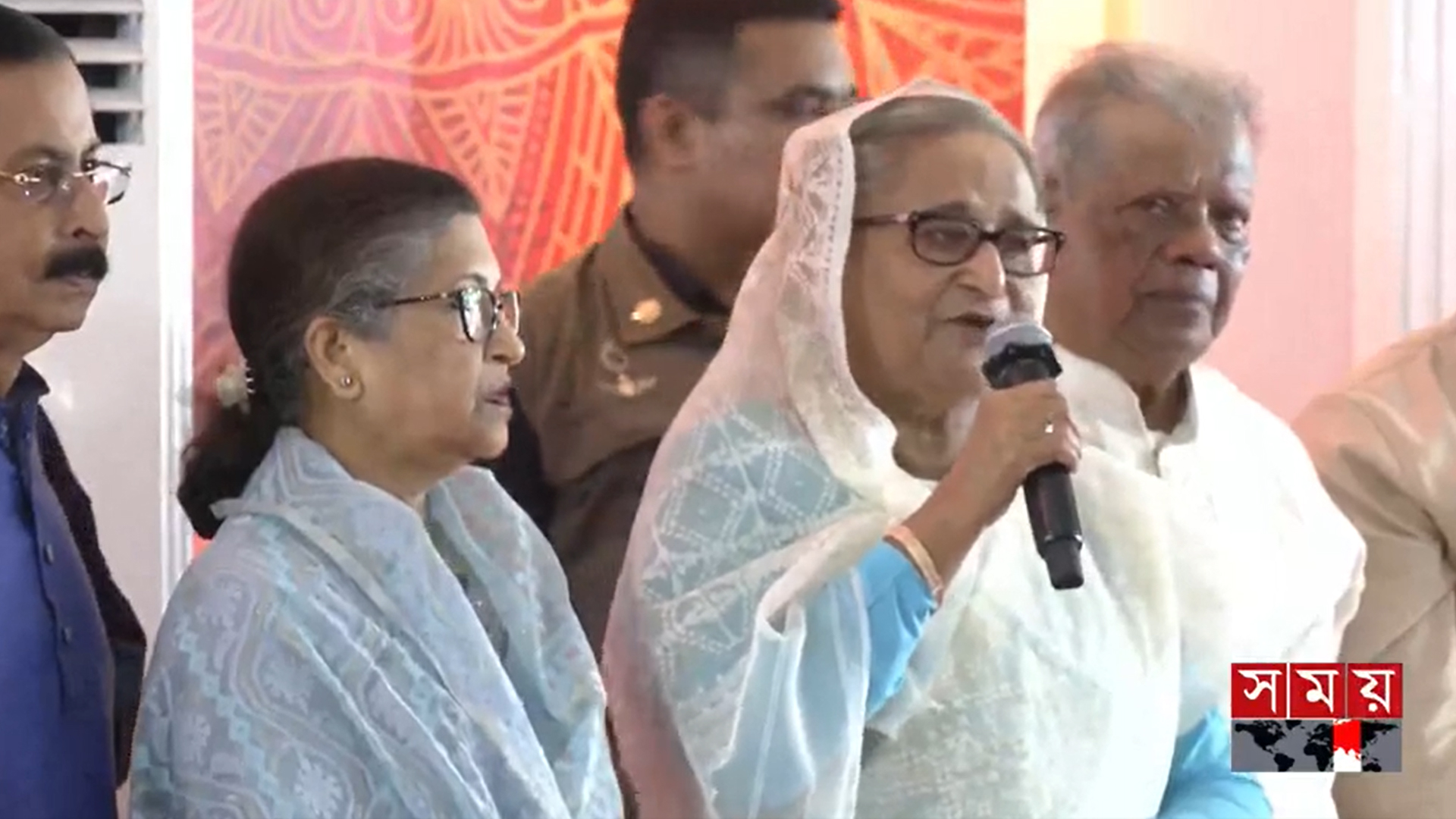 গণভবনে পবিত্র ঈদুল ফিতর উপলক্ষে ঈদ শুভেচ্ছা বিনিময় অনুষ্ঠানে প্রধানমন্ত্রী। ছবি: সময় সংবাদ