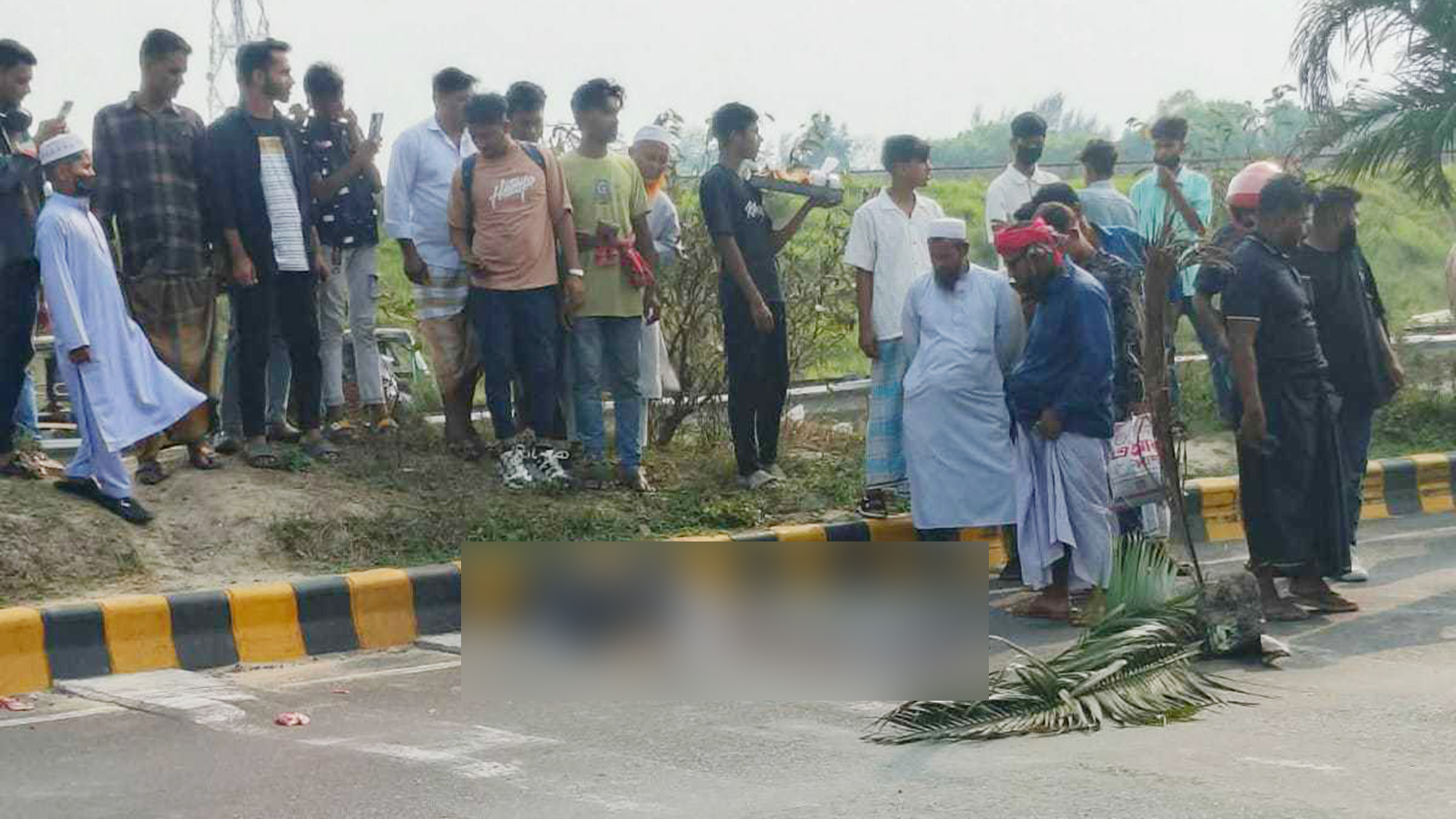 মাদারীপুরে রাস্তা পার হতে গিয়ে প্রাণ গেল যুবকের