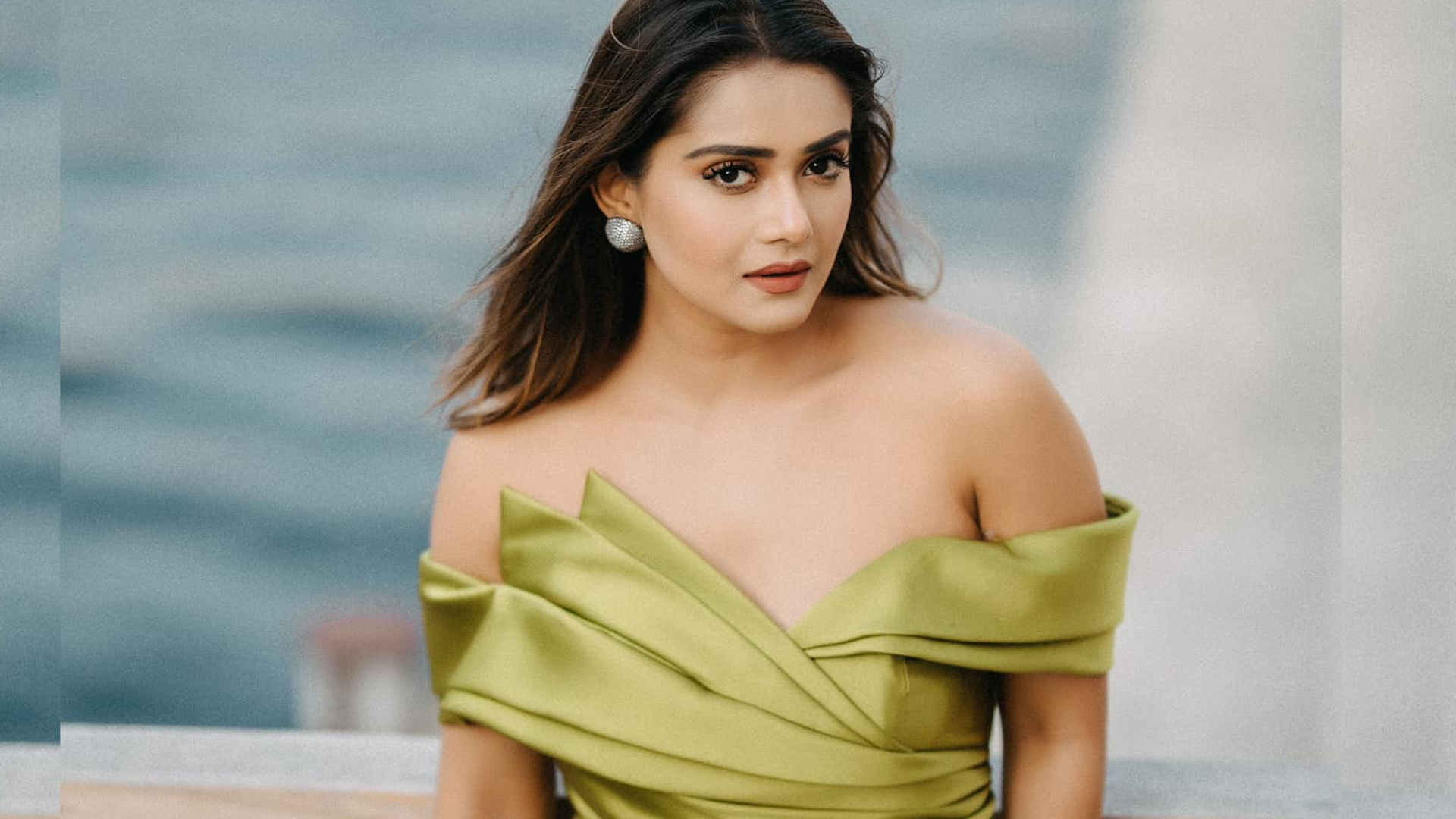 Tanga kiygan qizlar old tomondan Tanga kiygan qizlar old tomondan