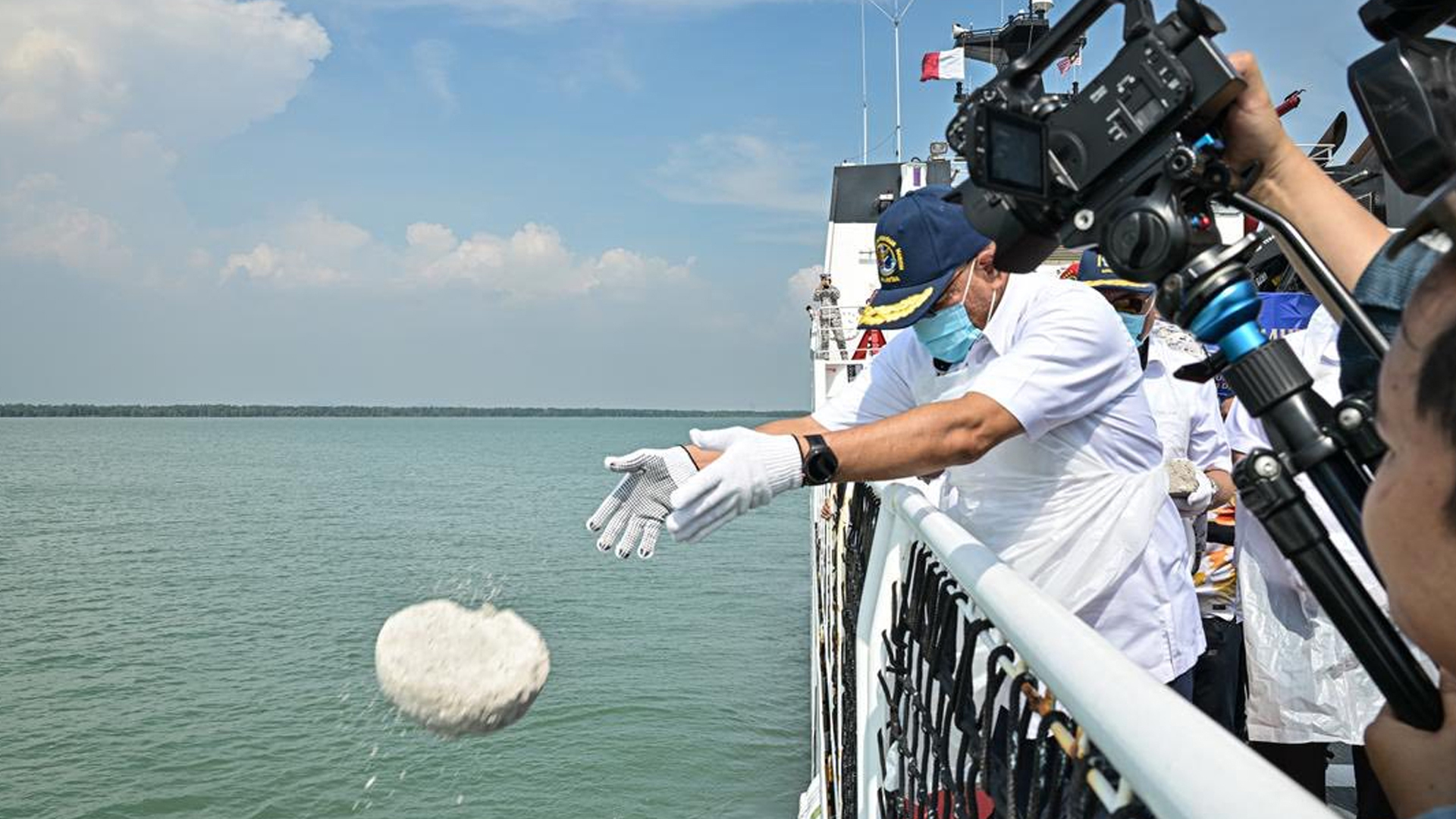 মালয়েশিয়ায় ৮,৬৭২টি অননুমোদিত কোরআন সমুদ্রে বিসর্জন