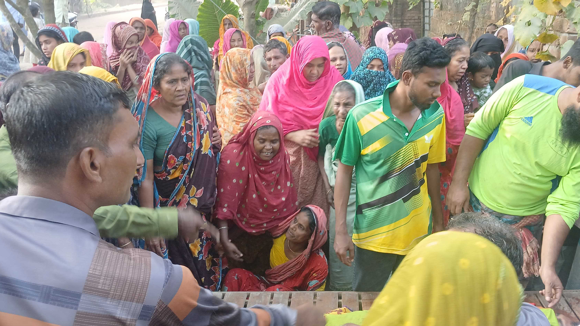 নিয়ন্ত্রণ হারিয়ে গাছে মোটরসাইকেলের ধাক্কা, ২ বন্ধু নিহত