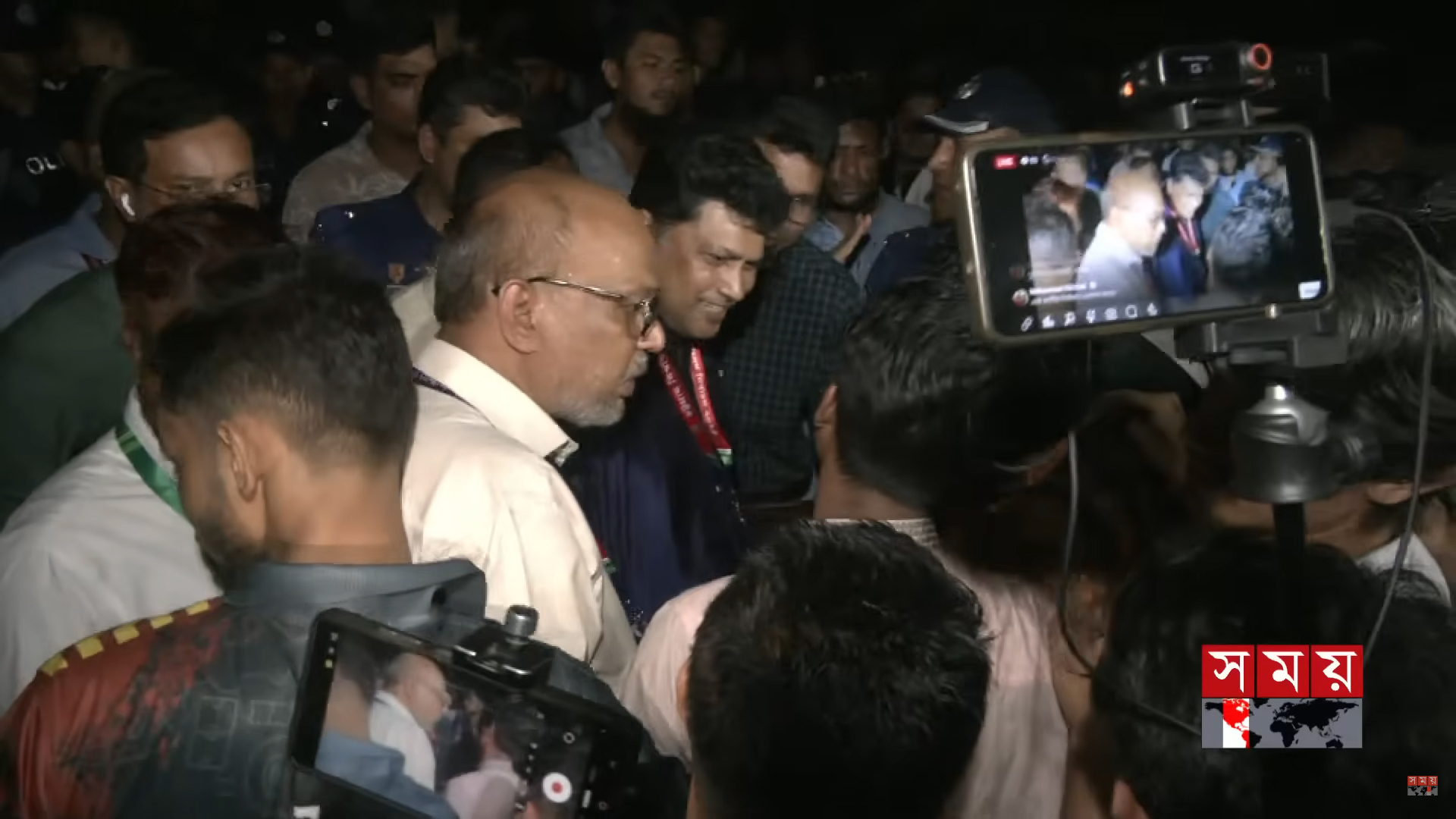 আড়াই ঘণ্টা পর অবরুদ্ধ অবস্থা থেকে মুক্ত চবির উপ-উপাচার্য