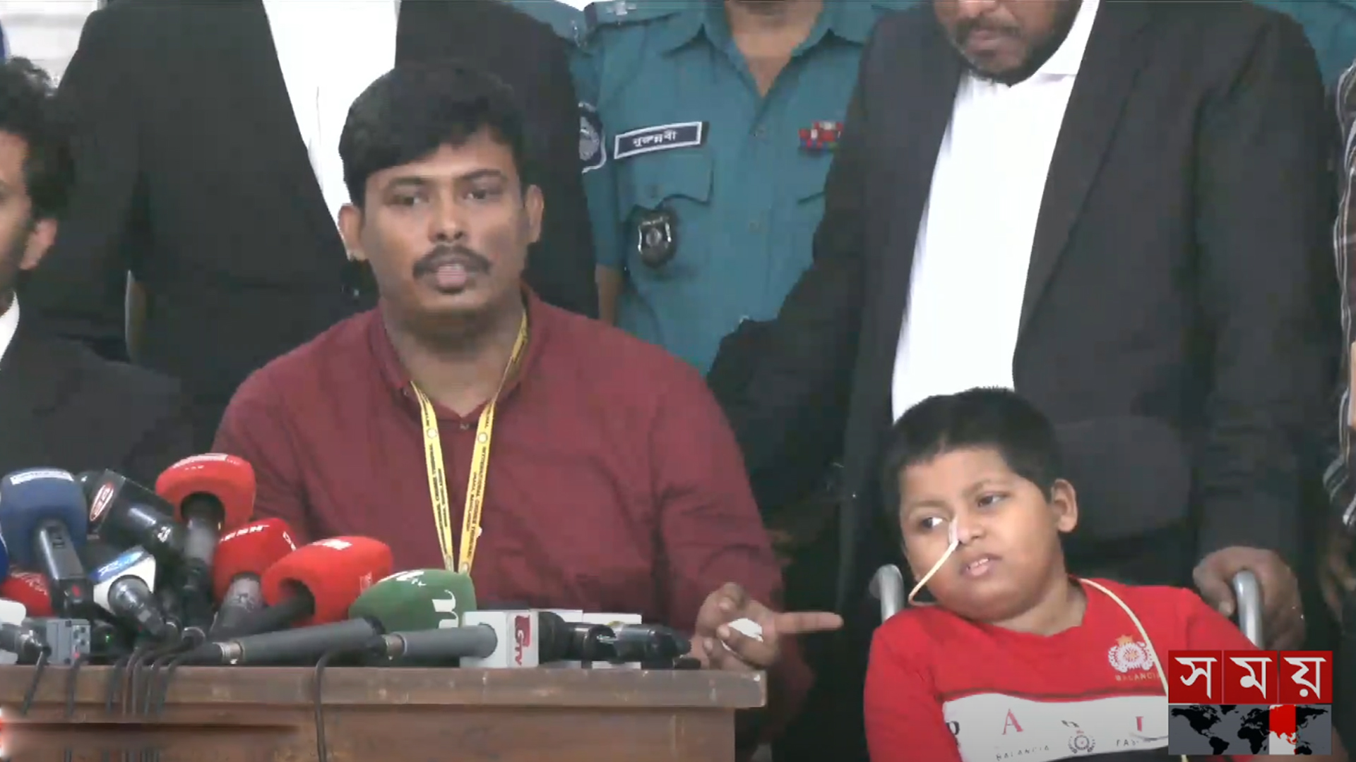 গুলিবিদ্ধ মুসাকে পাশে নিয়েই ট্রাইব্যুনালে সাক্ষ্য দিলেন বাবা