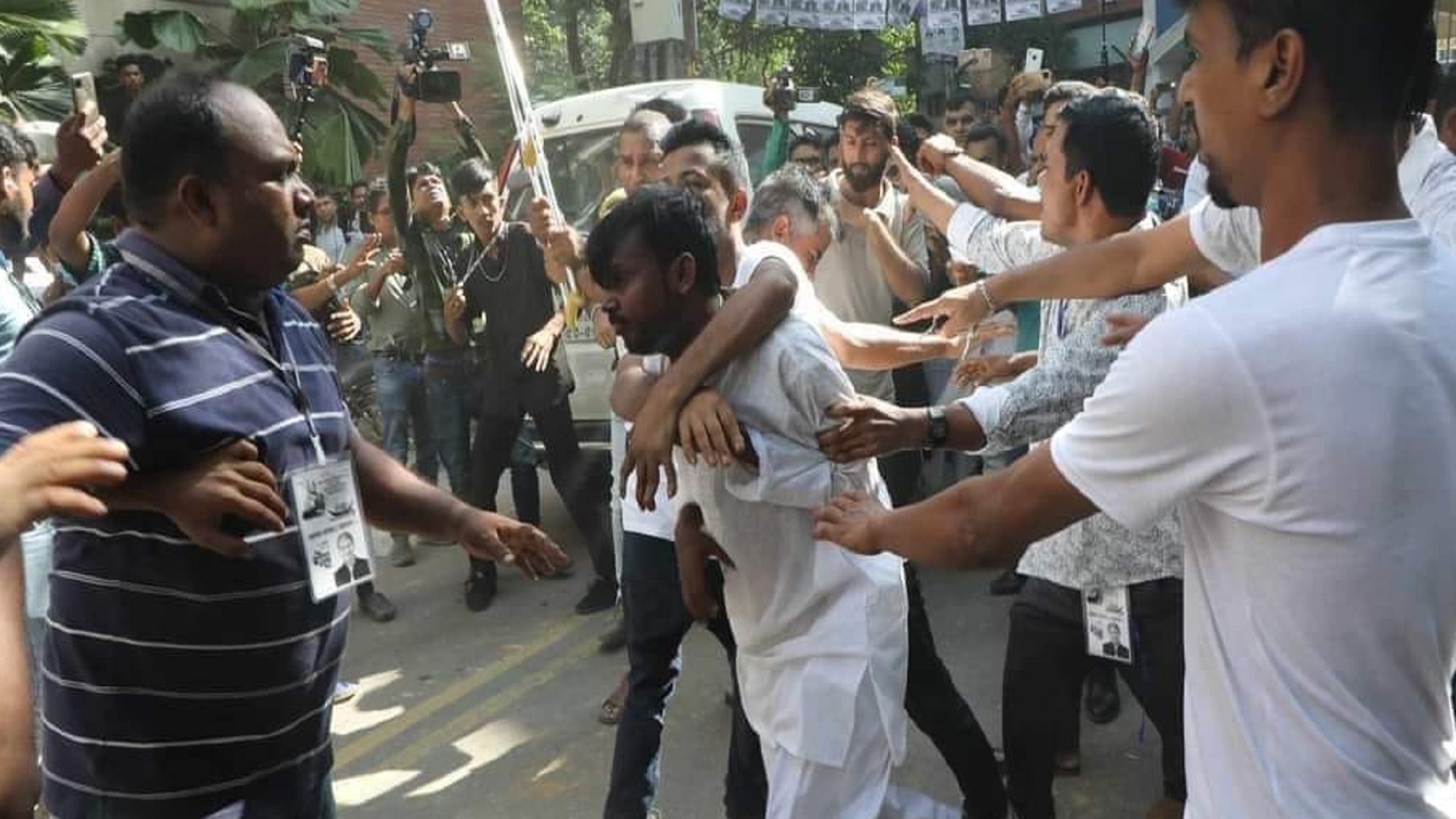 ভোটকেন্দ্র পরিদর্শনে গিয়ে মারধরের শিকার হিরো আলম। ছবি: সময় সংবাদ