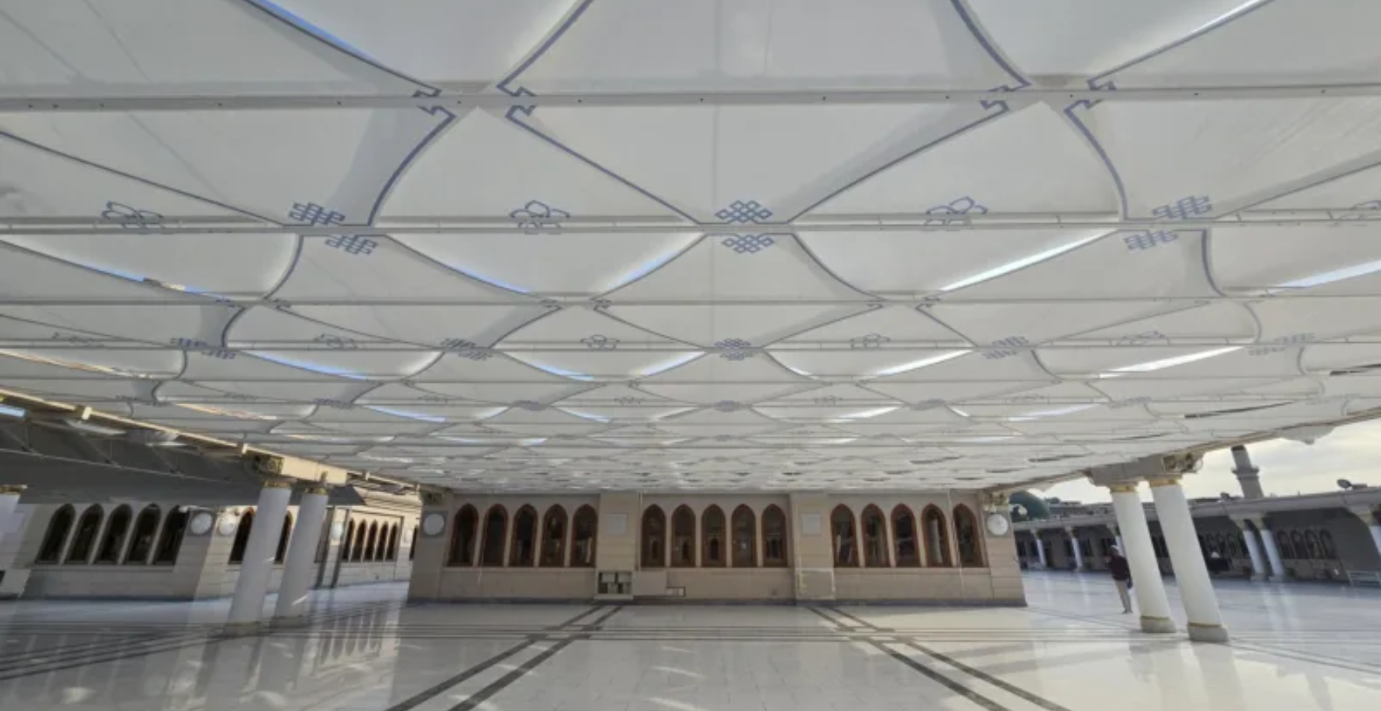 মসজিদে নববীর ছাদে নতুন ছাউনি স্থাপন