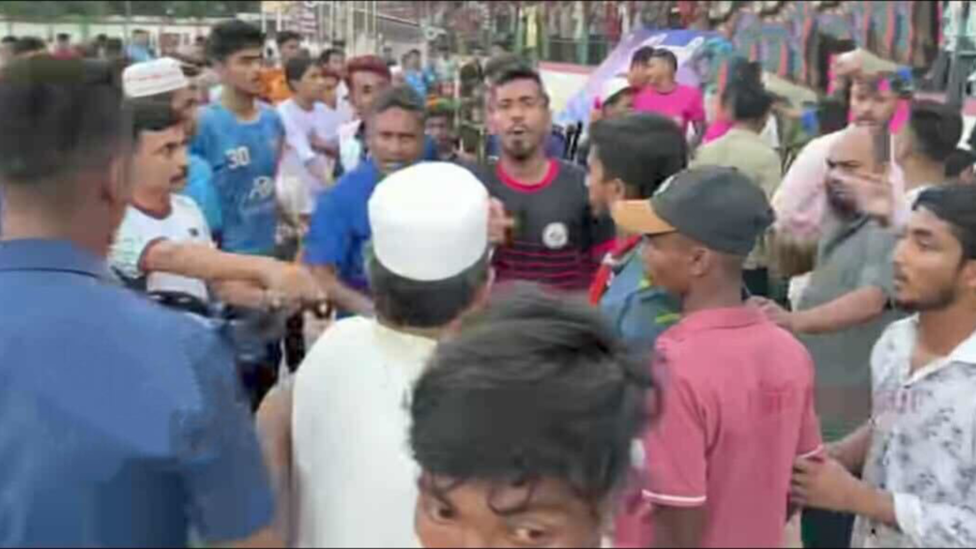 ফুটবল ম্যাচে দর্শকদের হামলা খেলোয়াড়সহ আহত ১২, বাস ভাঙচুর