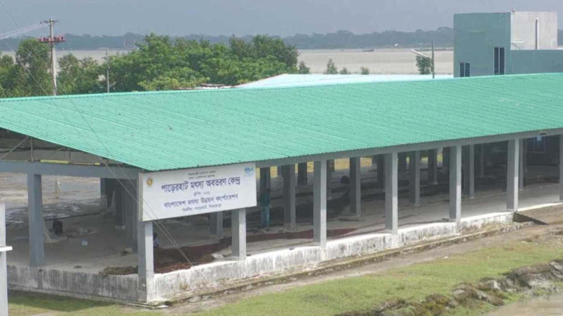 পিরোজপুরে মৎস্য অবতরণ কেন্দ্রে ডাকাতি, ব্যবসায়ীকে অপহরণের পর কুপিয়ে জখম