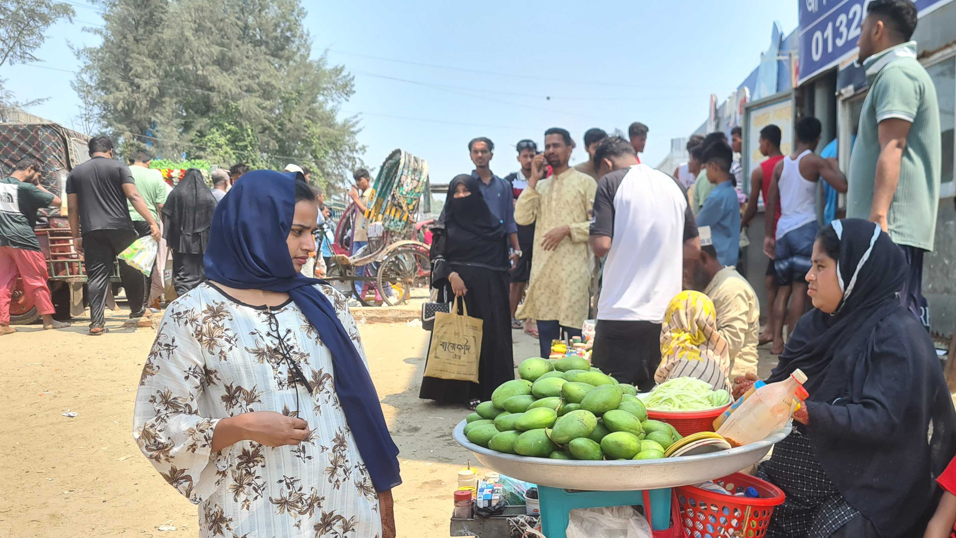 সাগরপাড়ে কাঁচা আমের ভর্তার জমজমাট ব্যবসা, ‘অস্বাভাবিক দামেও’ কিনছেন পর্যটকরা