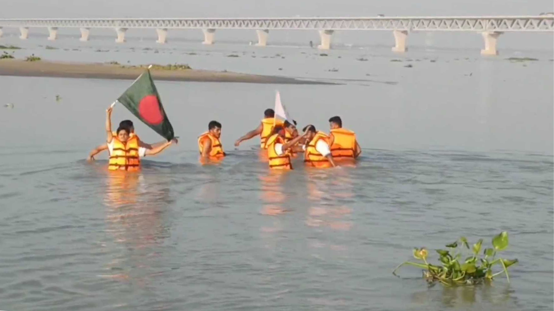 সেতুতেু উঠতে না দেয়ায় পদ্মা নদী সাতরে পার হওয়ার চেষ্টা, অসুস্থ ২