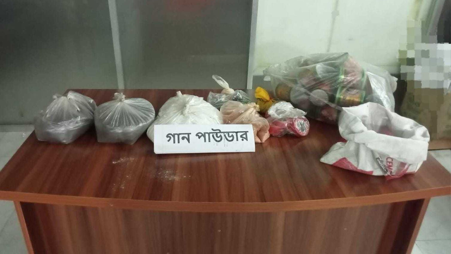 চাঁপাইনবাবগঞ্জে ৯ কেজি গানপাউডারসহ বোমা তৈরির বিভিন্ন সরঞ্জাম উদ্ধার