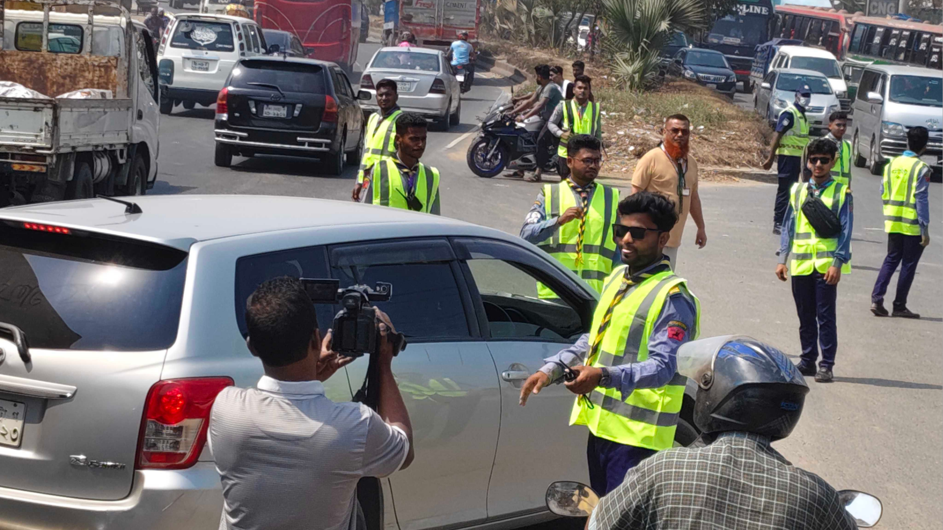 ঈদযাত্রা নির্বিঘ্ন করতে ঢাকা-চট্টগ্রাম মহাসড়কে স্কাউট সদস্যরা