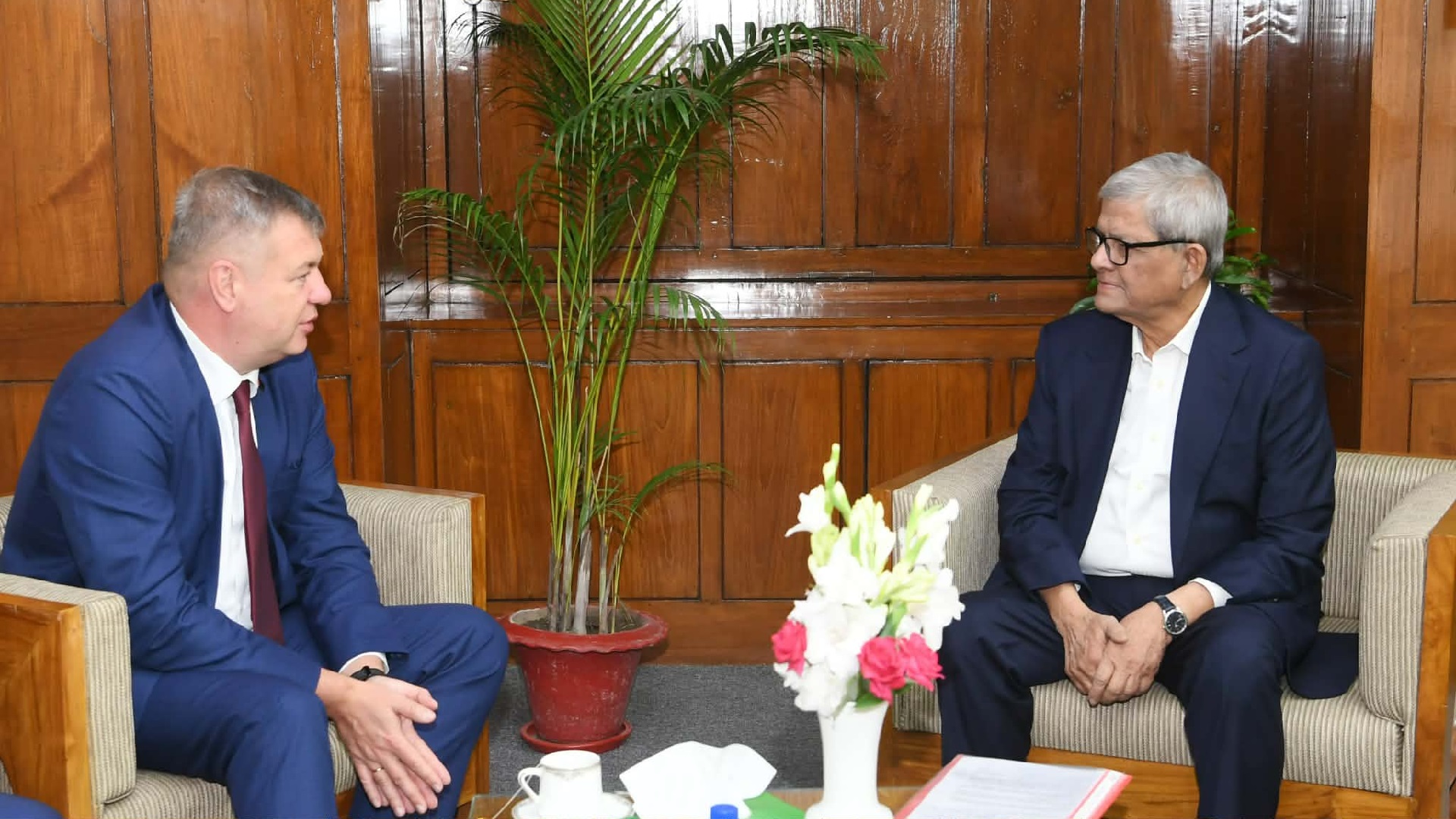 স্থানীয় সরকার মন্ত্রীর সঙ্গে বেলারুশের রাষ্ট্রদূতের সাক্ষাৎ, সহযোগিতা বাড়ানোর আশ্বাস