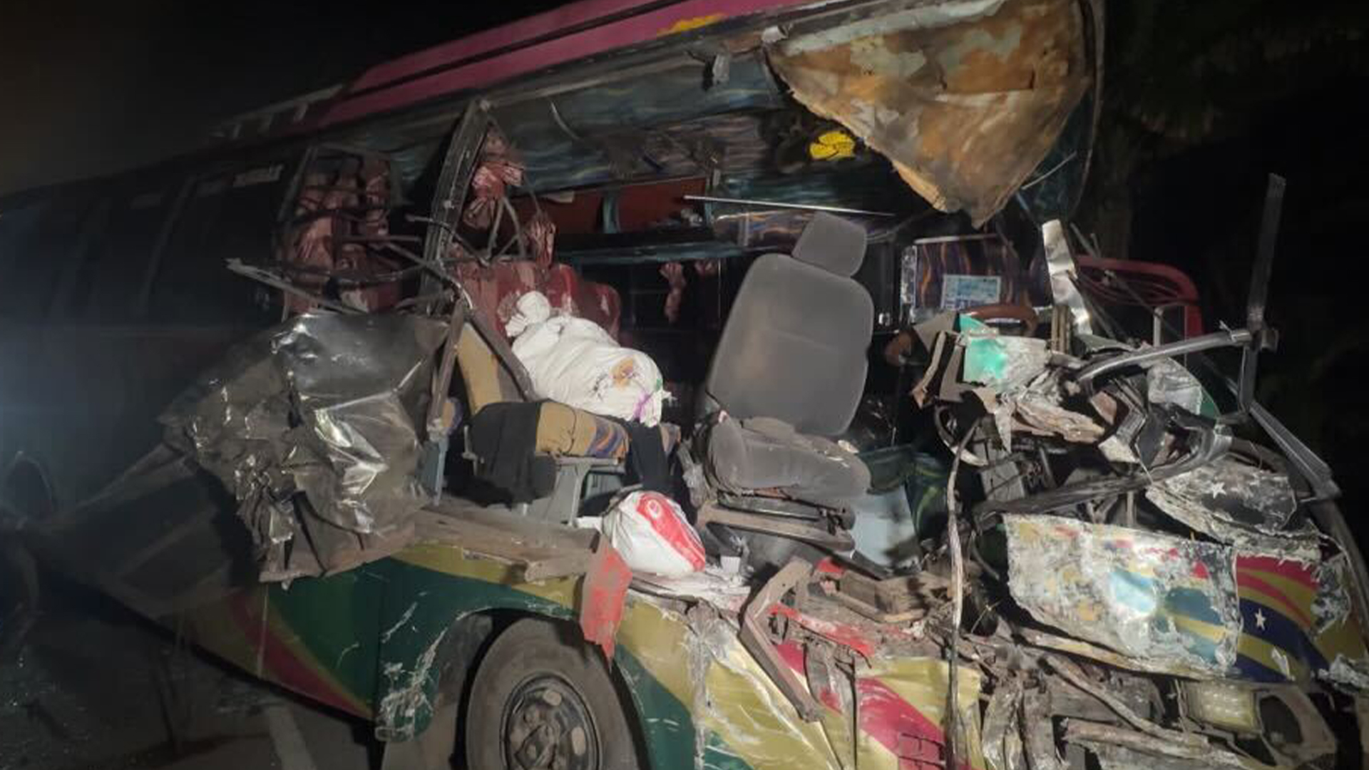 কিশোরগঞ্জে মুখোমুখি সংঘর্ষে দুমড়ে-মুচড়ে গেল দুটি বাস, আহত ২০