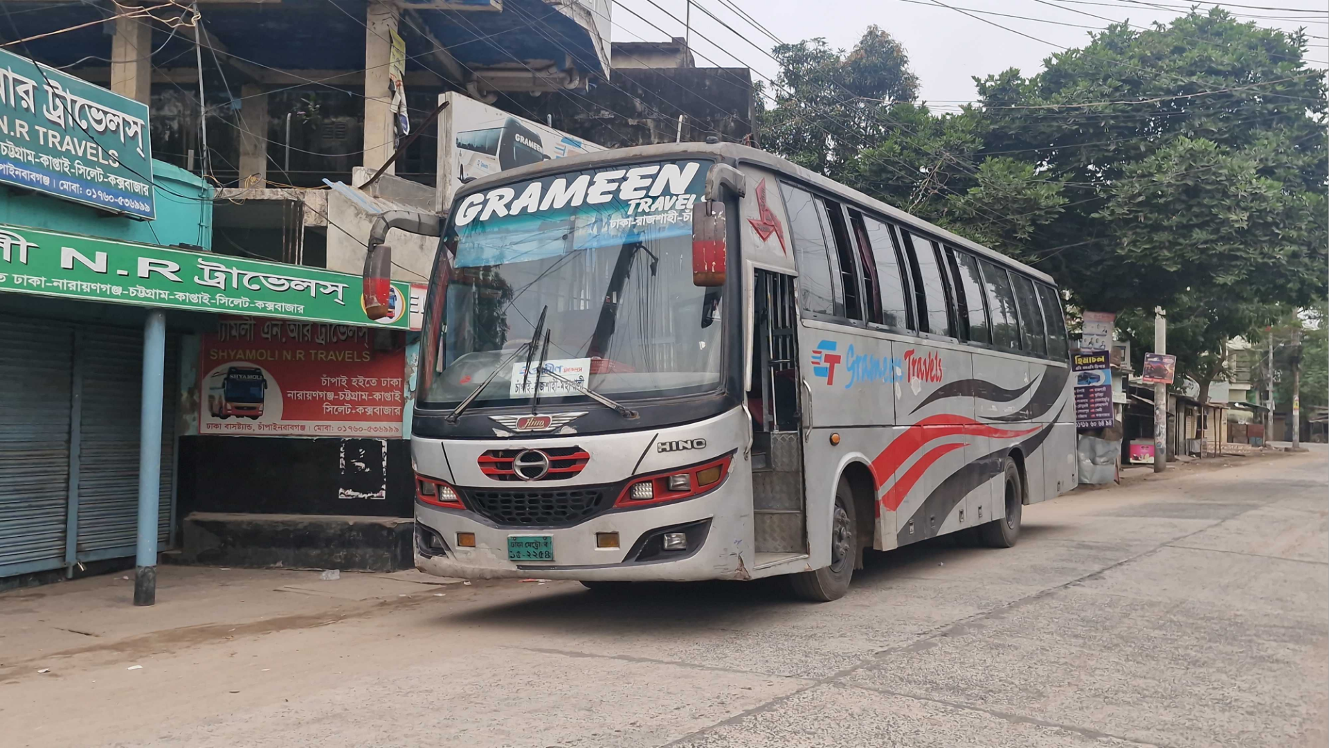 চাঁদা আদায় নিয়ে বিরোধ: একদিন পর চাঁপাইনবাবগঞ্জে বাস চলাচল শুরু