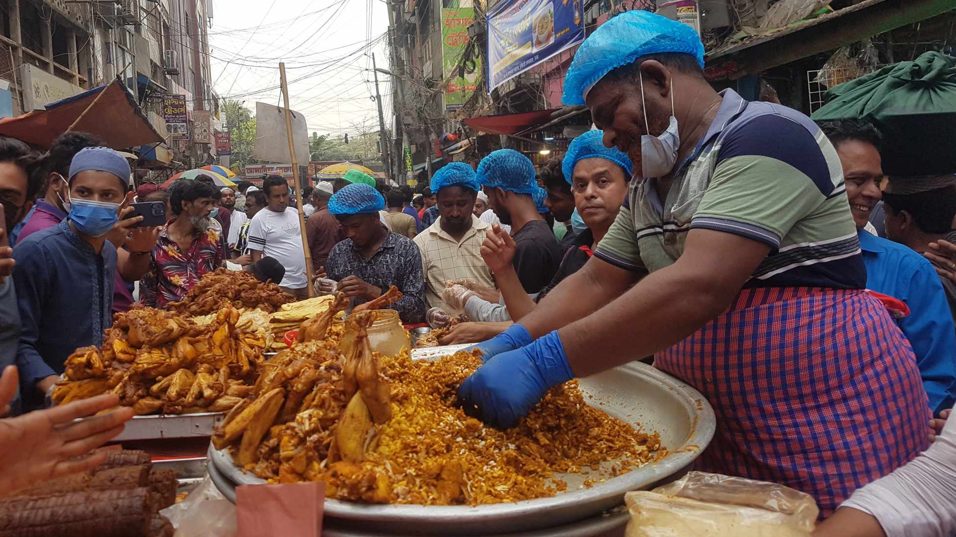 চক-সার্কুলার সড়কে রোজার প্রথম দিনে সারি সারি ইফতারসামগ্রীর দোকান বসানো হয়েছে। ছবি: সময় সংবাদ