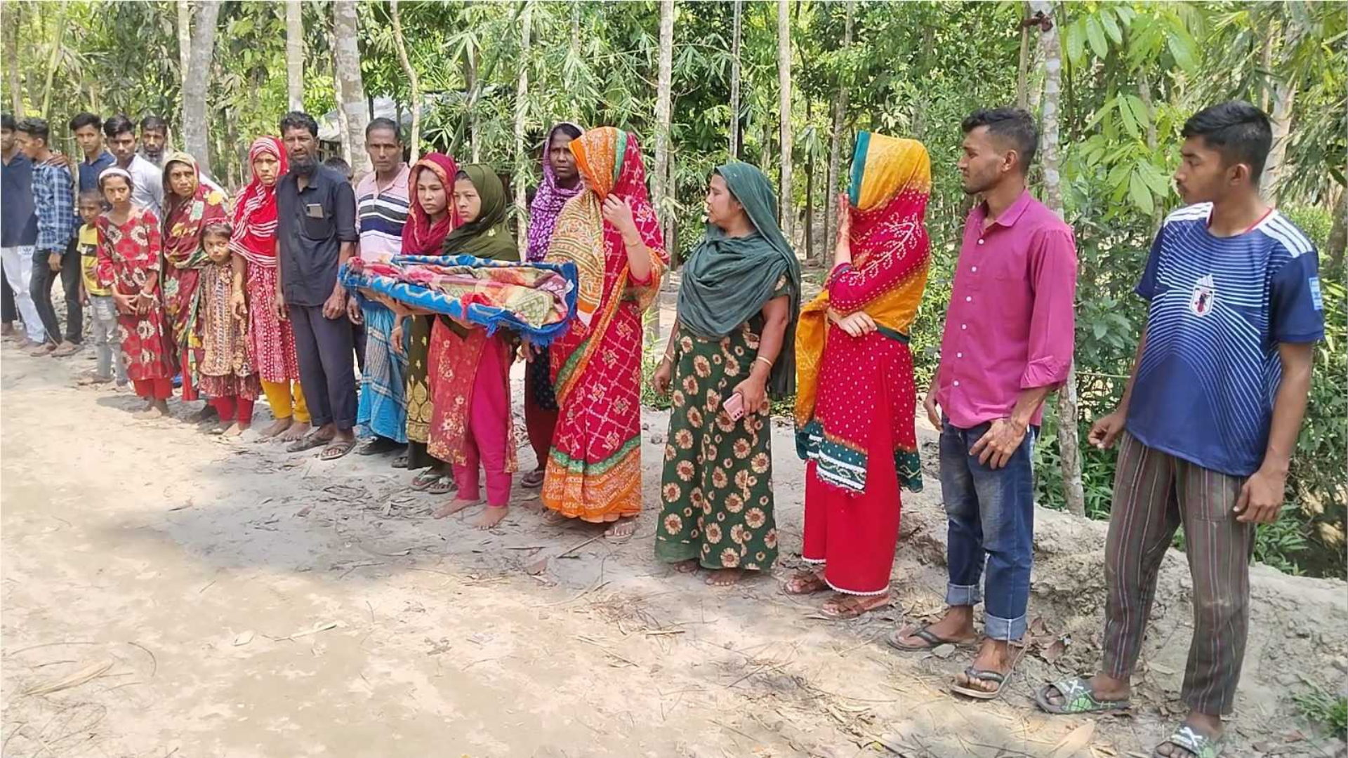 প্রেমিকের ফাঁসির দাবিতে শিশুকন্যার মরদেহ নিয়ে রাস্তায় মা