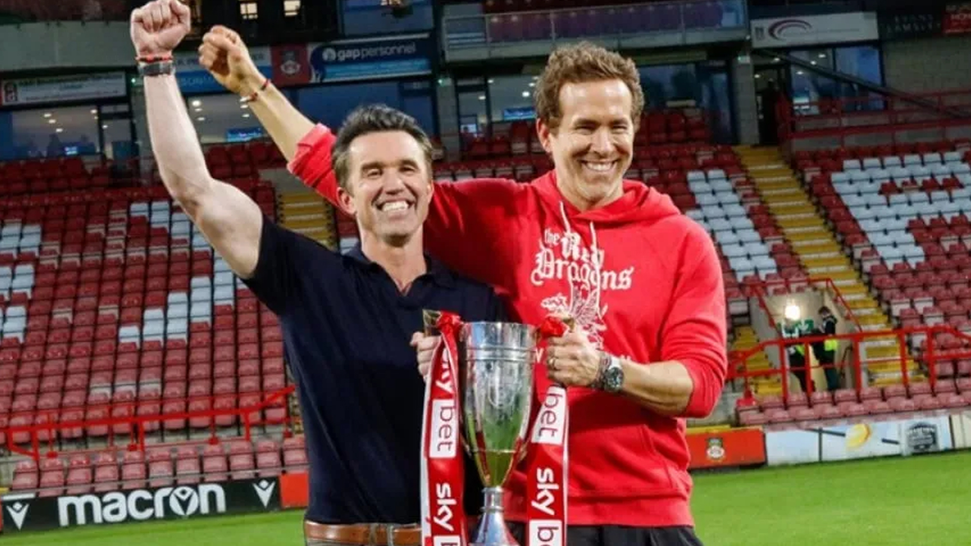 বিশ্বের সবচেয়ে পুরনো স্টেডিয়াম পুনর্নিমাণে ১২ হাজার কোটি টাকার প্রকল্প হলিউড তারকার