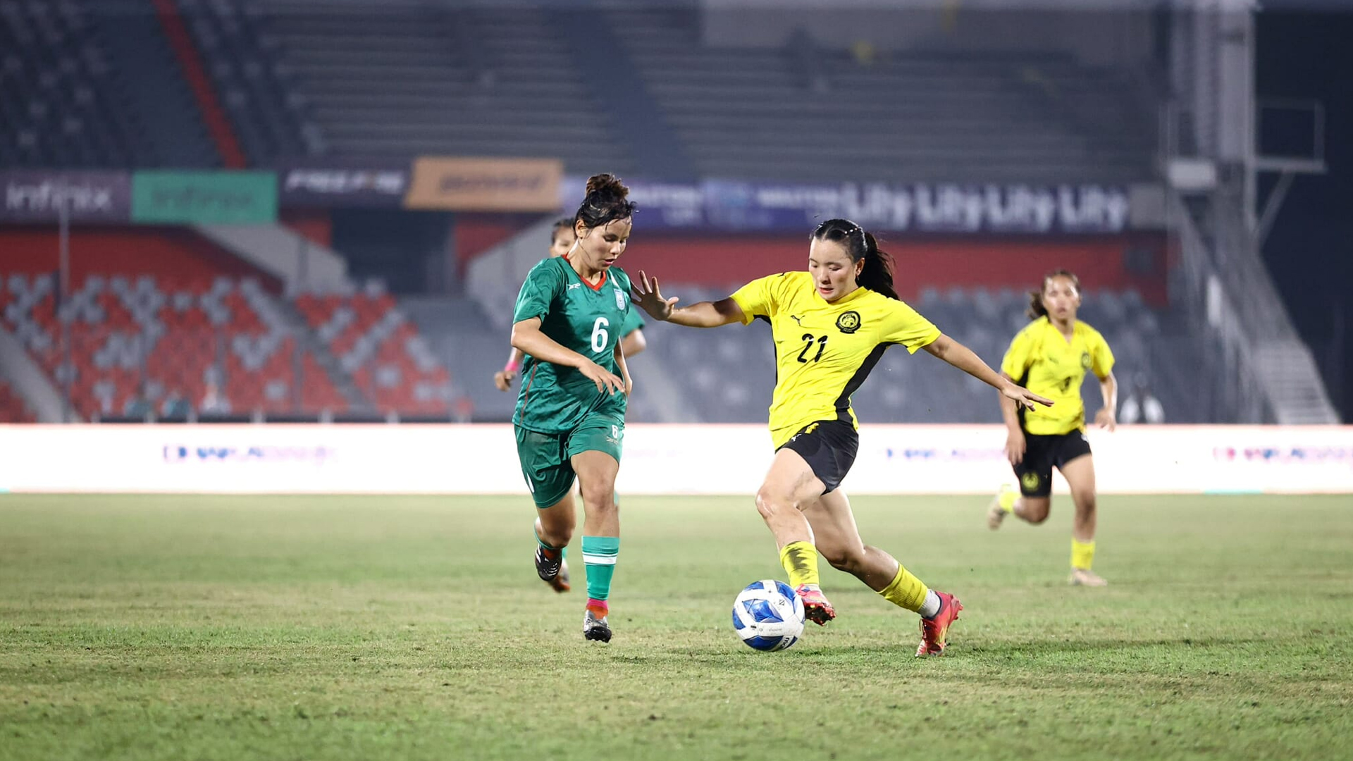 এক গোলে পিছিয়ে থেকে বিরতিতে বাংলাদেশ