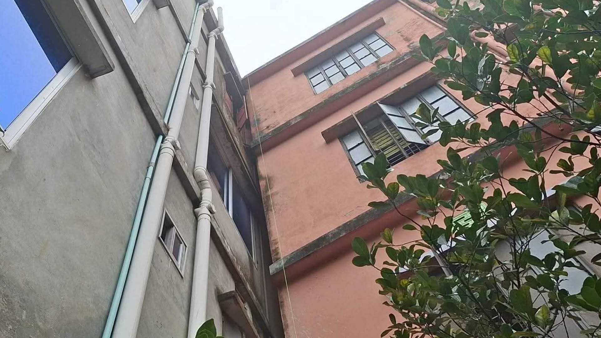 চাঁদপুরে এক ভবনের ওপর হেলে পড়েছে আরেক ভবন