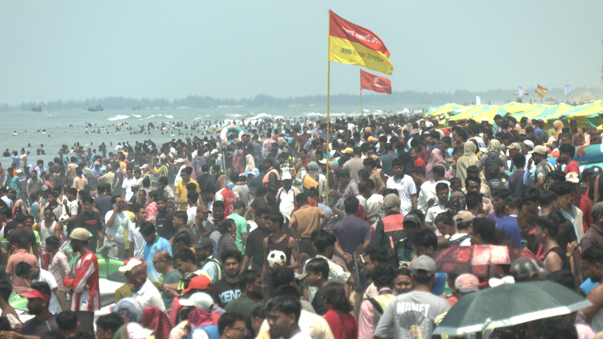পর্যটকদের কাছে হার মানছে তীব্র গরম-তপ্ত বালু!