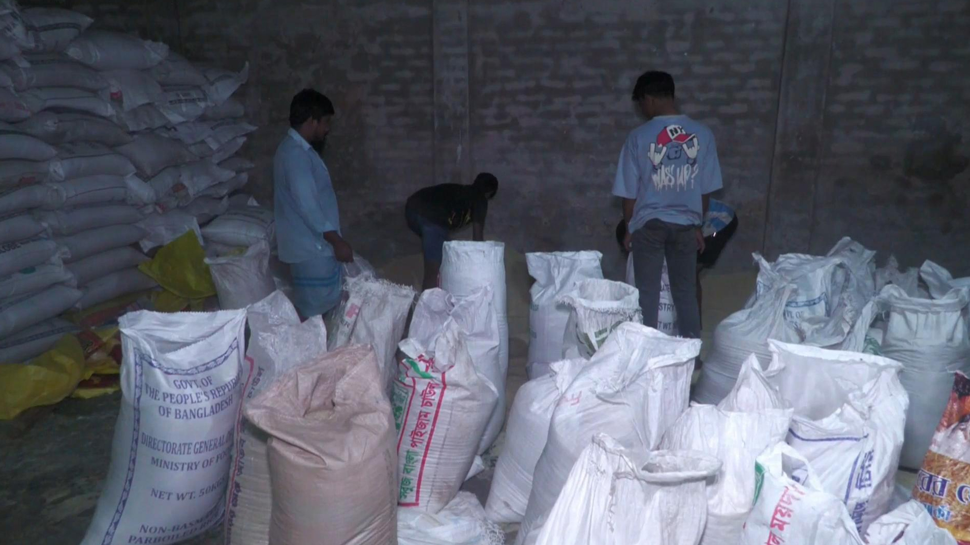 শেরপুরে অবৈধভাবে মজুত করে রাখা সরকারি চাল ও সার জব্দ, আটক ১