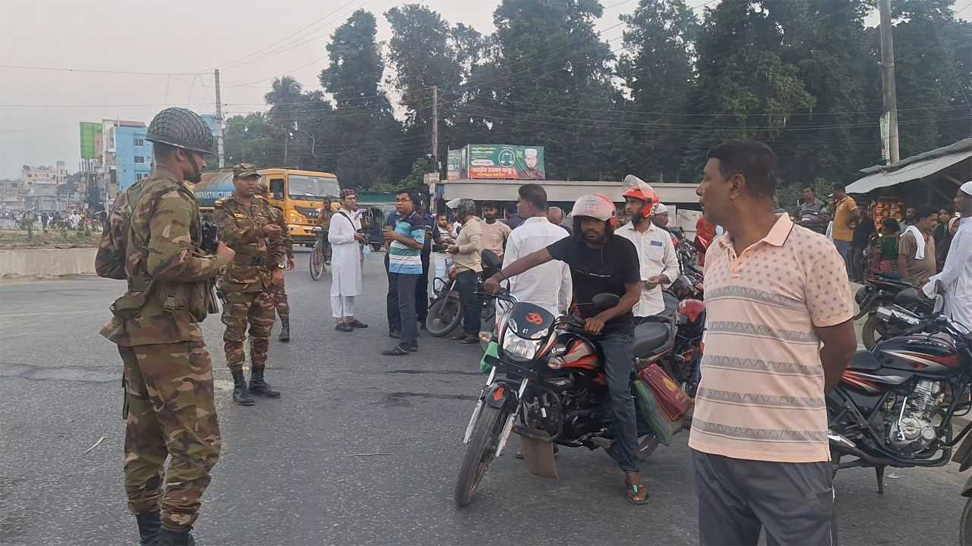 নড়াইলে সেনা চেকপোস্টে লক্ষাধিক টাকা জরিমানা, ১২ মোটরসাইকেল আটক