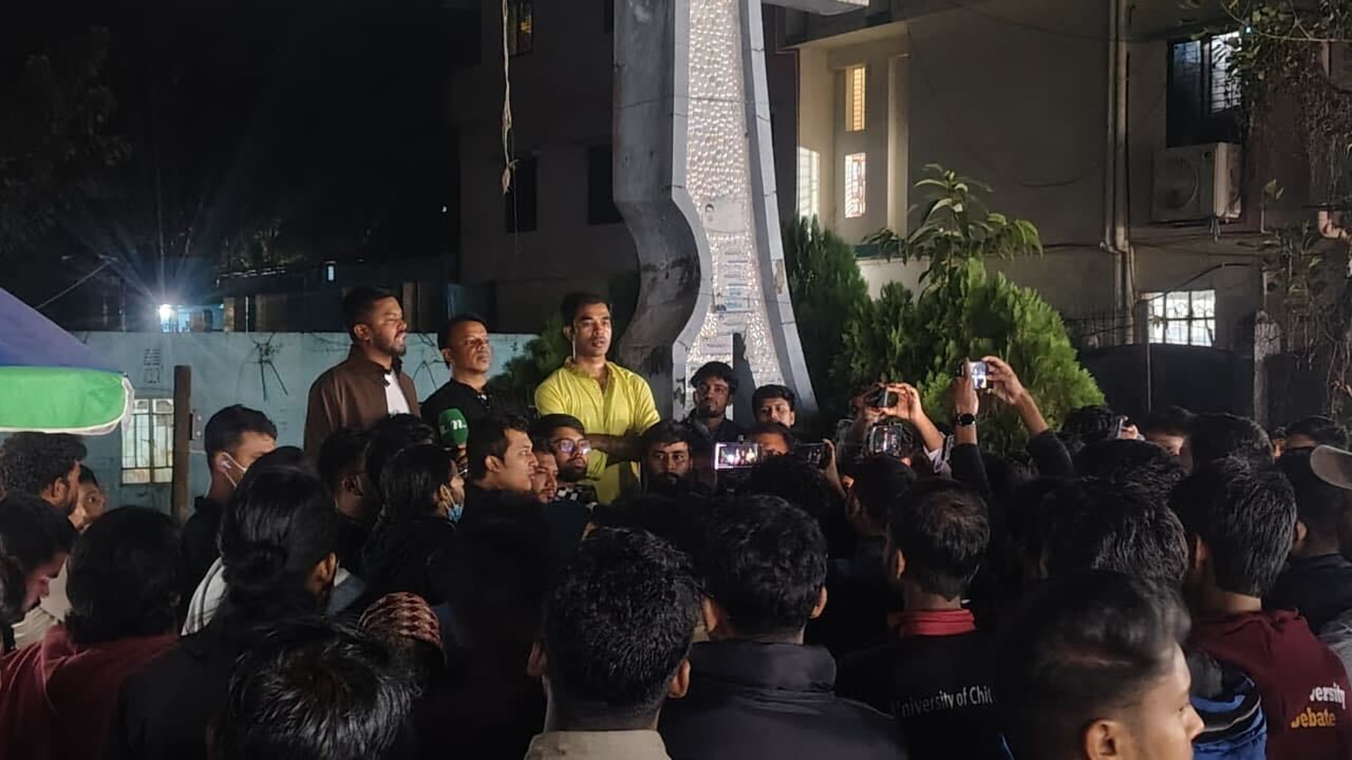 ওসমান হাদিকে গুলির ঘটনায় চবি ছাত্রদলের বিক্ষোভ