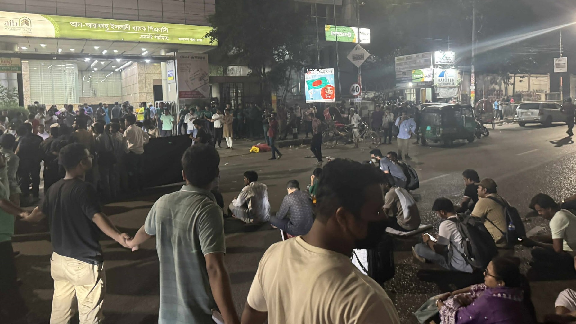 বাংলামোটরে ৪৩তম বিসিএস নন-ক্যাডার চাকরিপ্রত্যাশীদের সড়ক অবরোধ