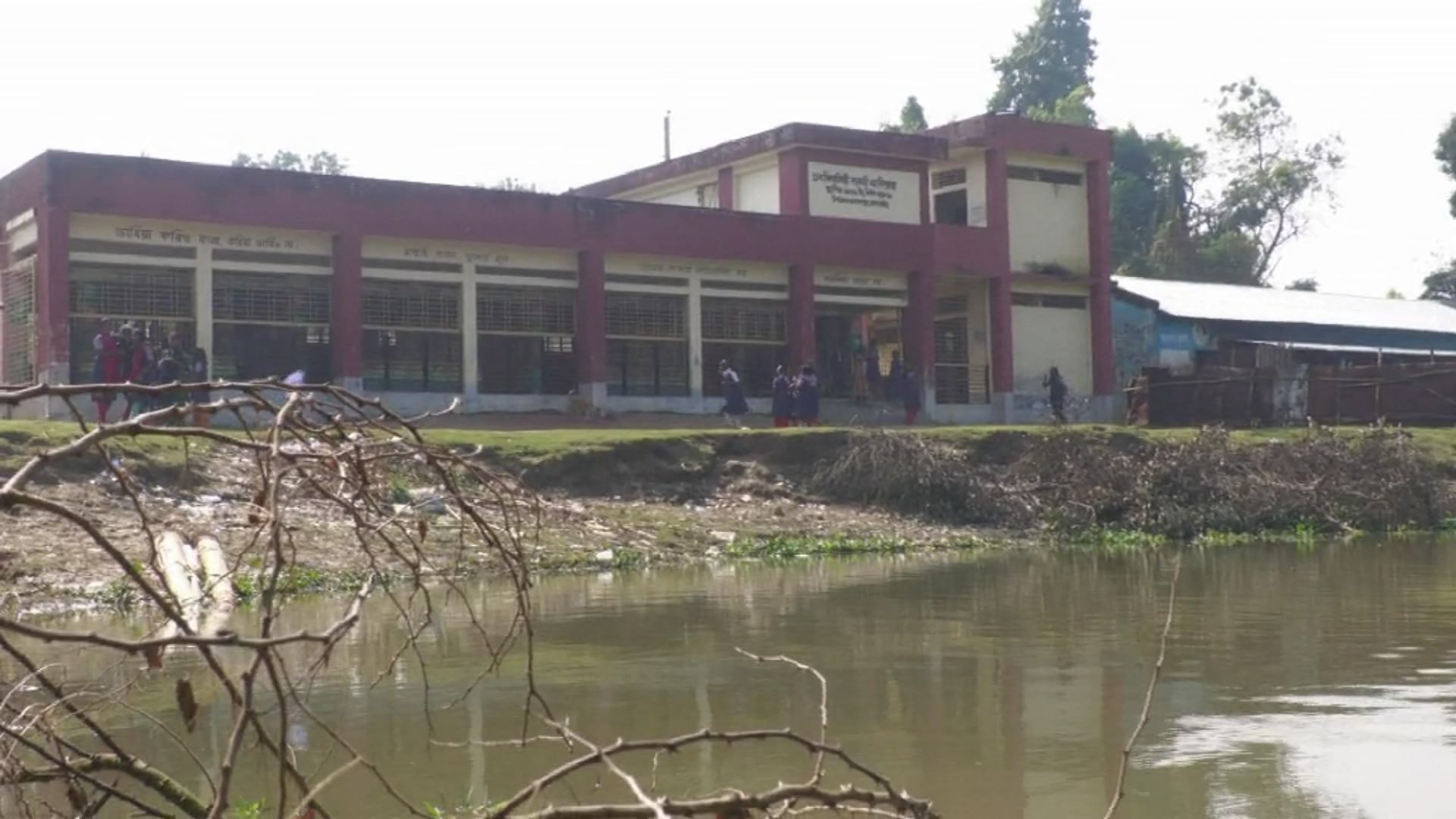 নদীগর্ভে বিলীন প্রাথমিক বিদ্যালয়ের মাঠ, ঝুঁকিতে ভবন