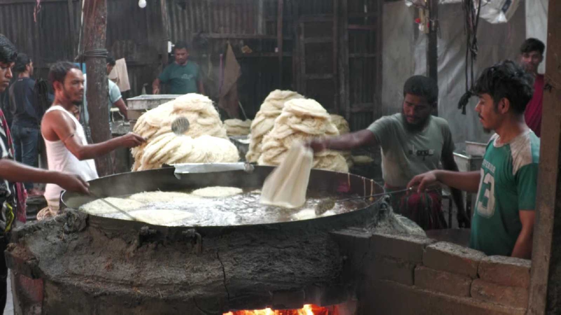 ঈদ আসলেই বাড়ে চাঁদপুরের লাচ্ছা সেমাইয়ের চাহিদা, দিনে তৈরি হচ্ছে ৫ মেট্রিক টন