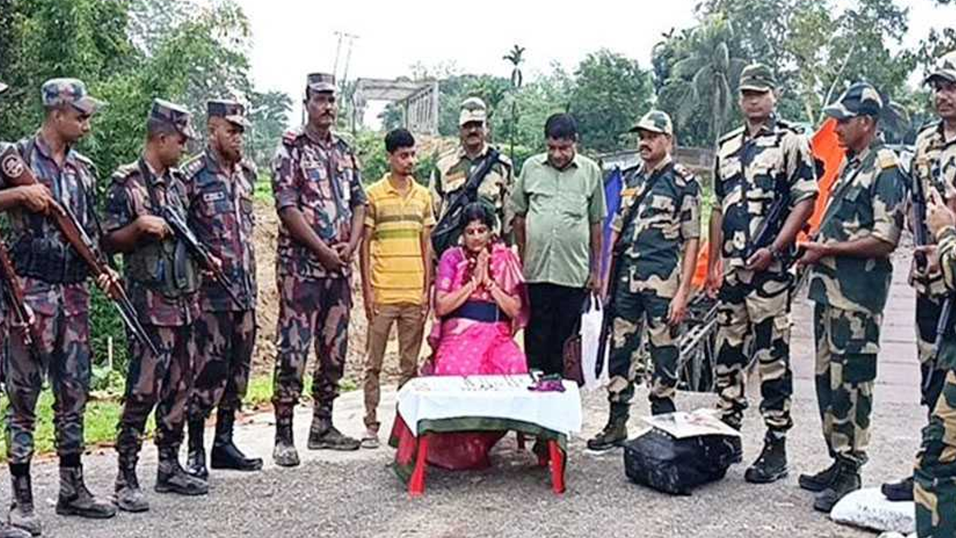 বিএসএফ ক্যাম্পে ফেলে আসা স্বর্ণালংকারসহ ব্যাগ যেভাবে ফেরত পেলেন বাংলাদেশি দম্পতি