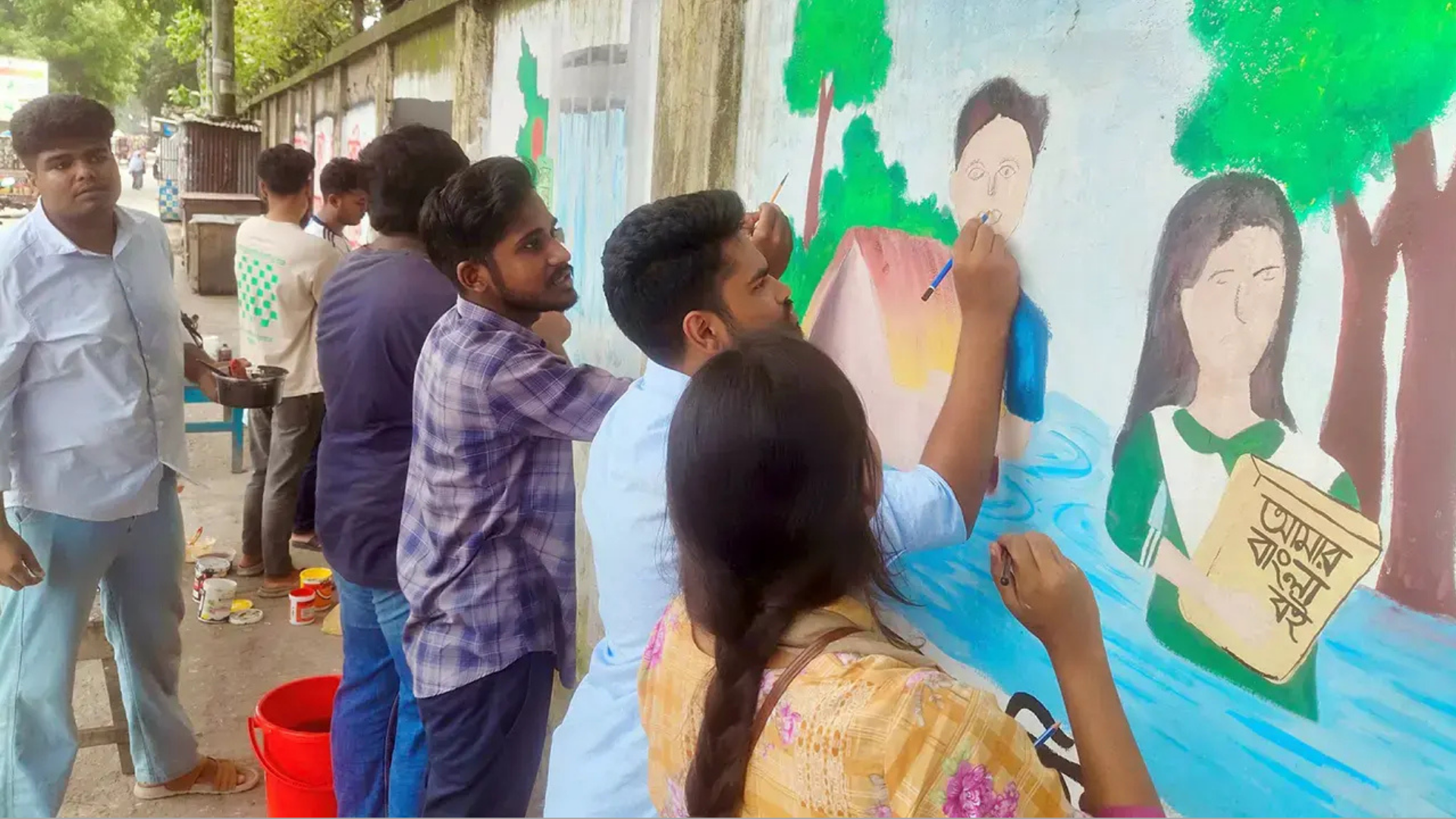‘দেশটা কারো বাপের না, রাগ করলা?’ গ্রাফিতি এঁকে প্রতিবাদ
