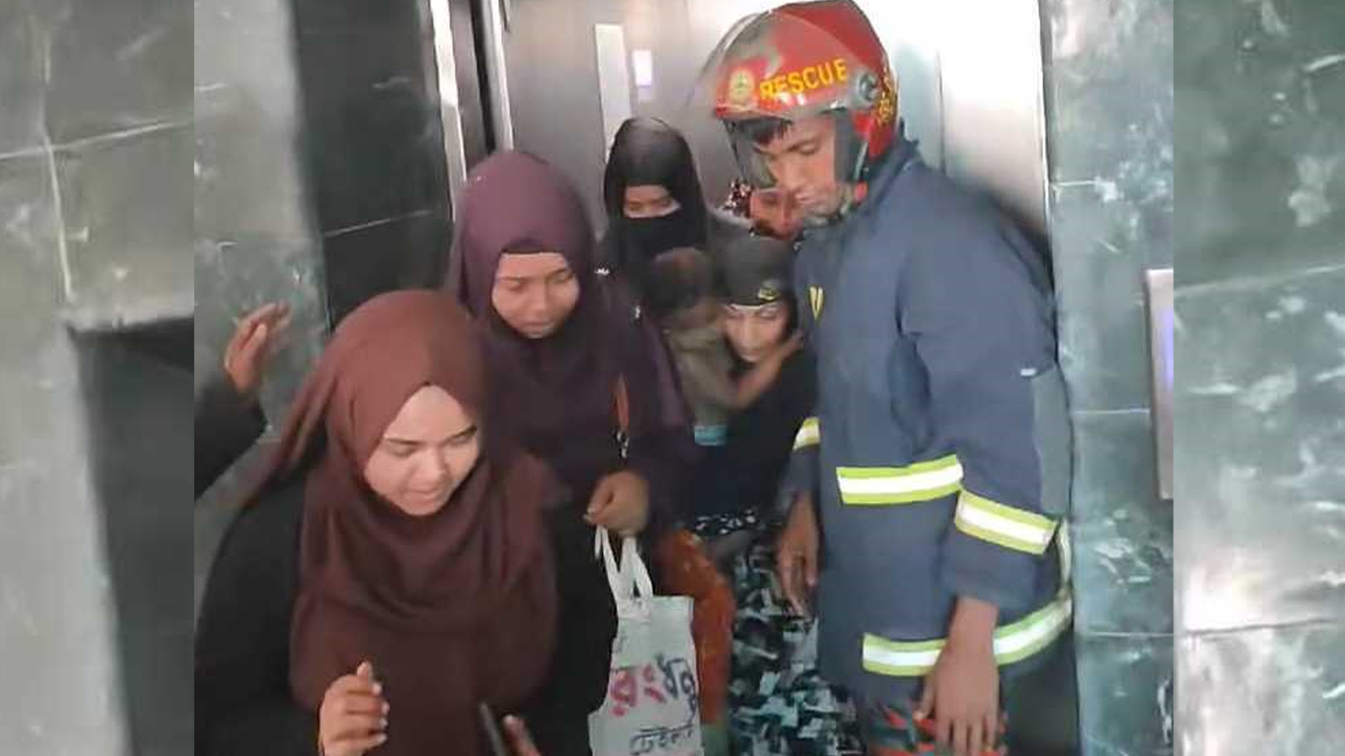 মাদারীপুরে লিফটে আটকে থাকা শিশুসহ ৮ জনকে দেড়ঘণ্টা পর উদ্ধার
