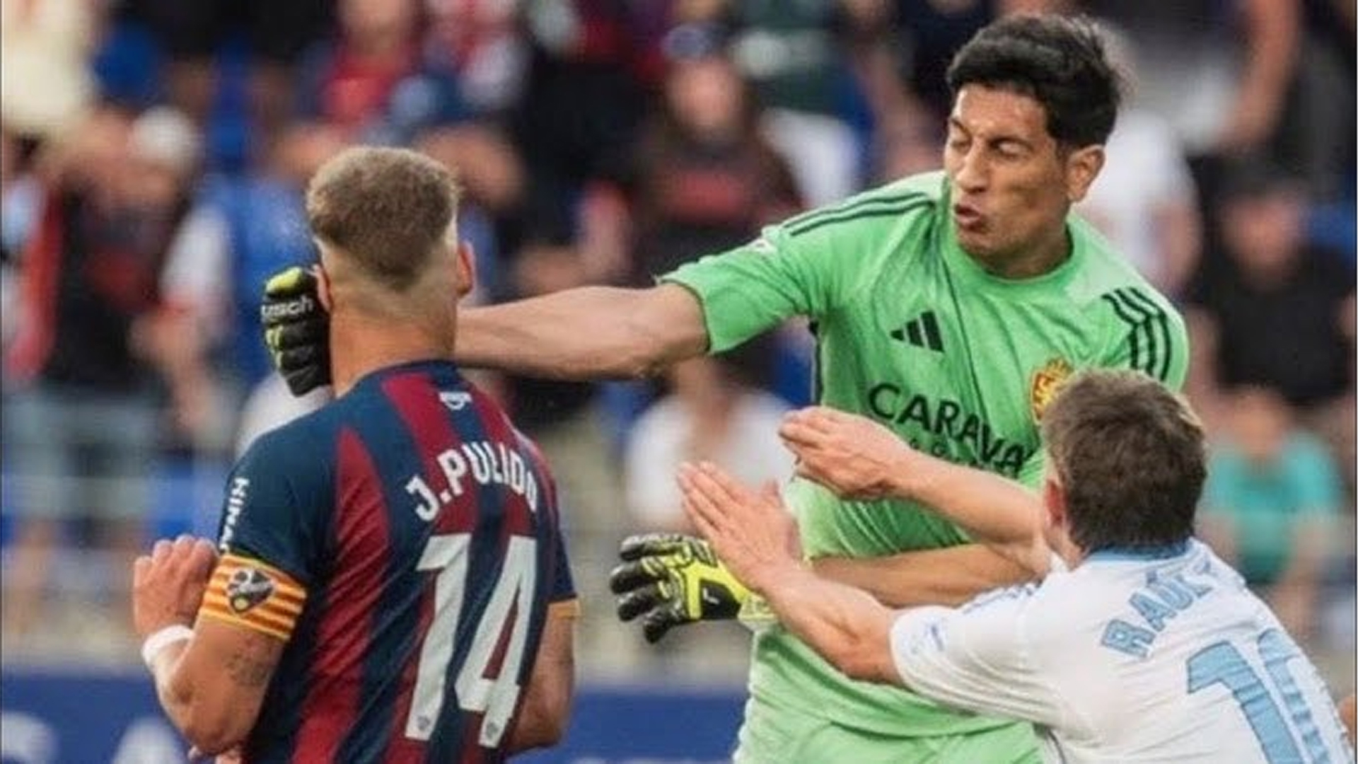 লাল কার্ড দেখার পর প্রতিপক্ষের খেলোয়াড়কে ঘুষি মারলেন গোলকিপার