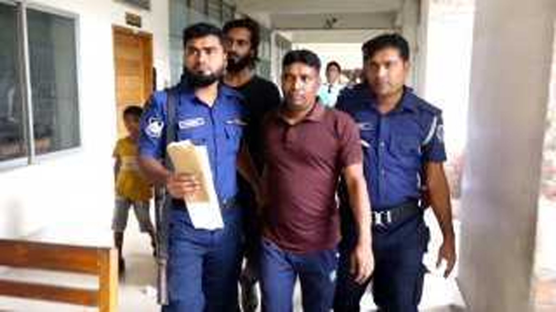 ওষুধ কিনতে গেলে ঘিরে ধরে ছাত্রলীগ নেতাকে দেয়া হলো পুলিশে