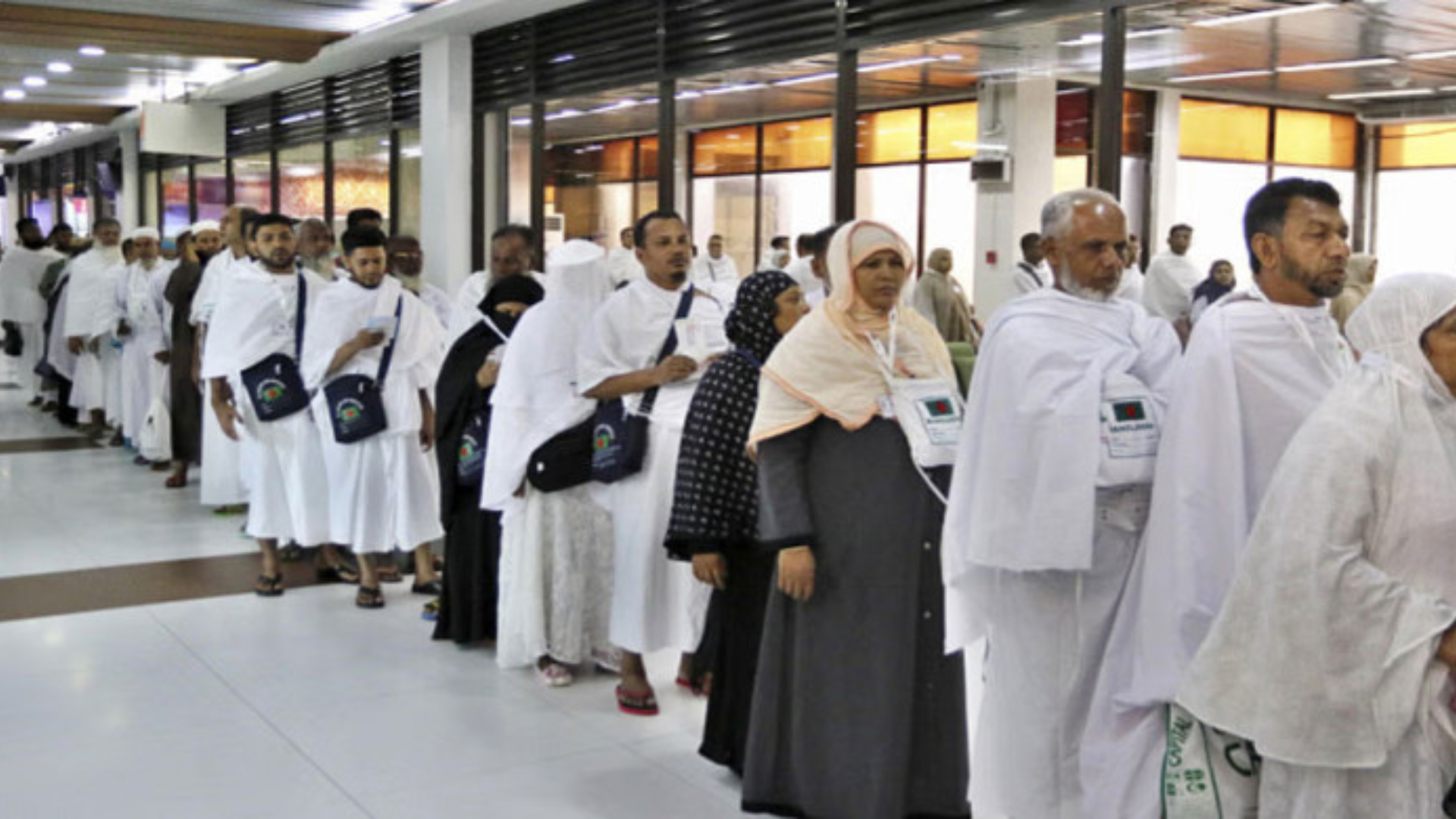 পঞ্চম দিনে ঢাকা ছাড়ছেন ৪৫২১ হজযাত্রী