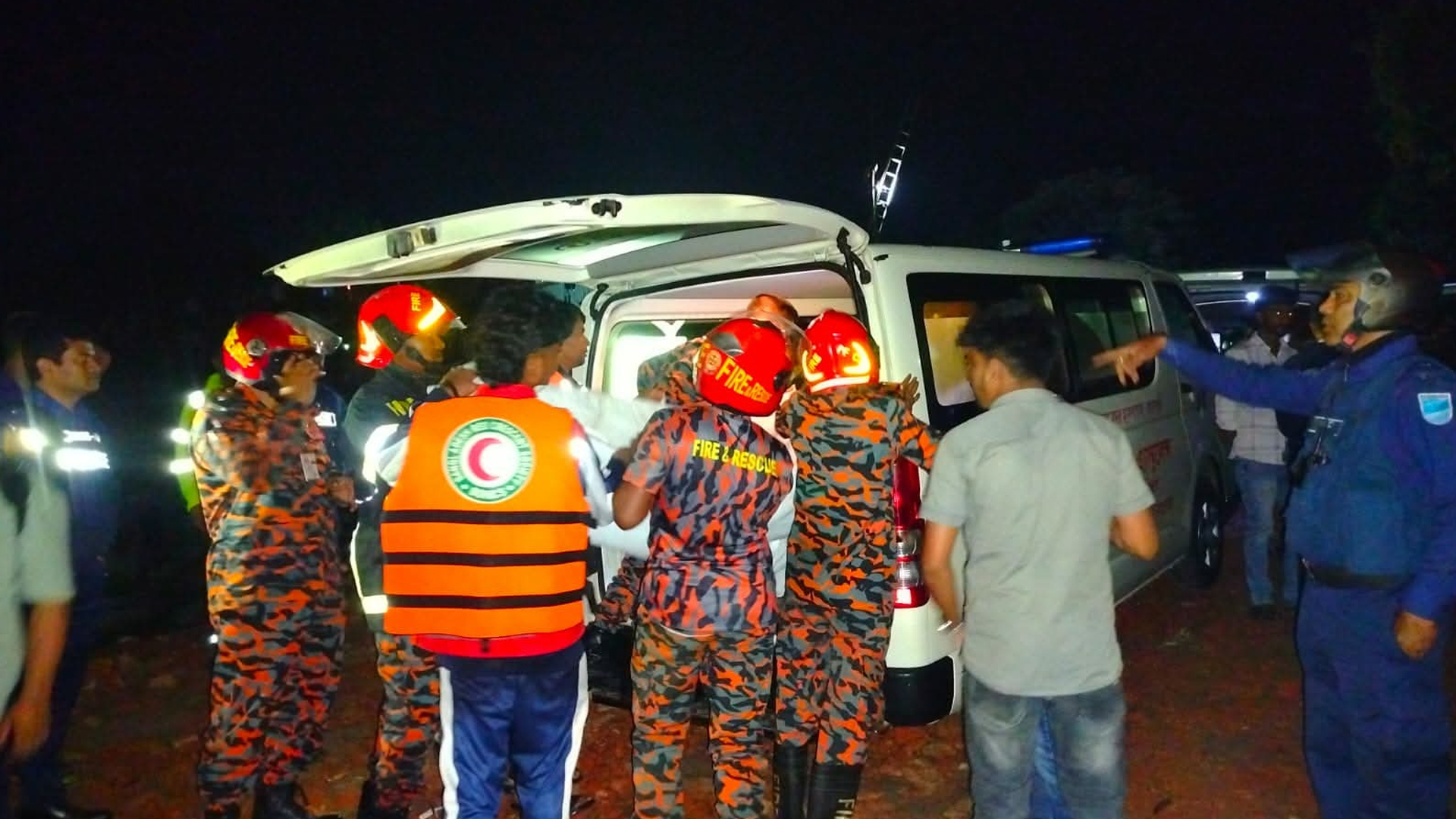 রাজবাড়ী ফেরিঘাটে রেড ক্রিসেন্টের জরুরি সাড়া