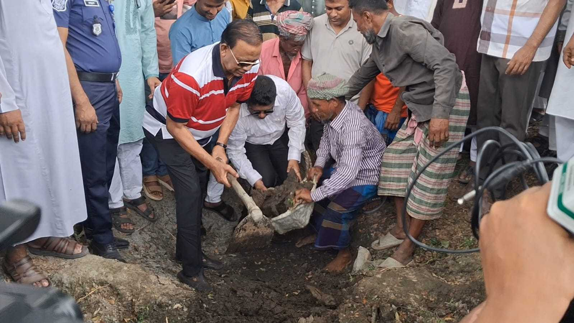 নোয়াখালীতে খাল খনন প্রকল্পের উদ্বোধন করলেন ব্যারিস্টার খোকন