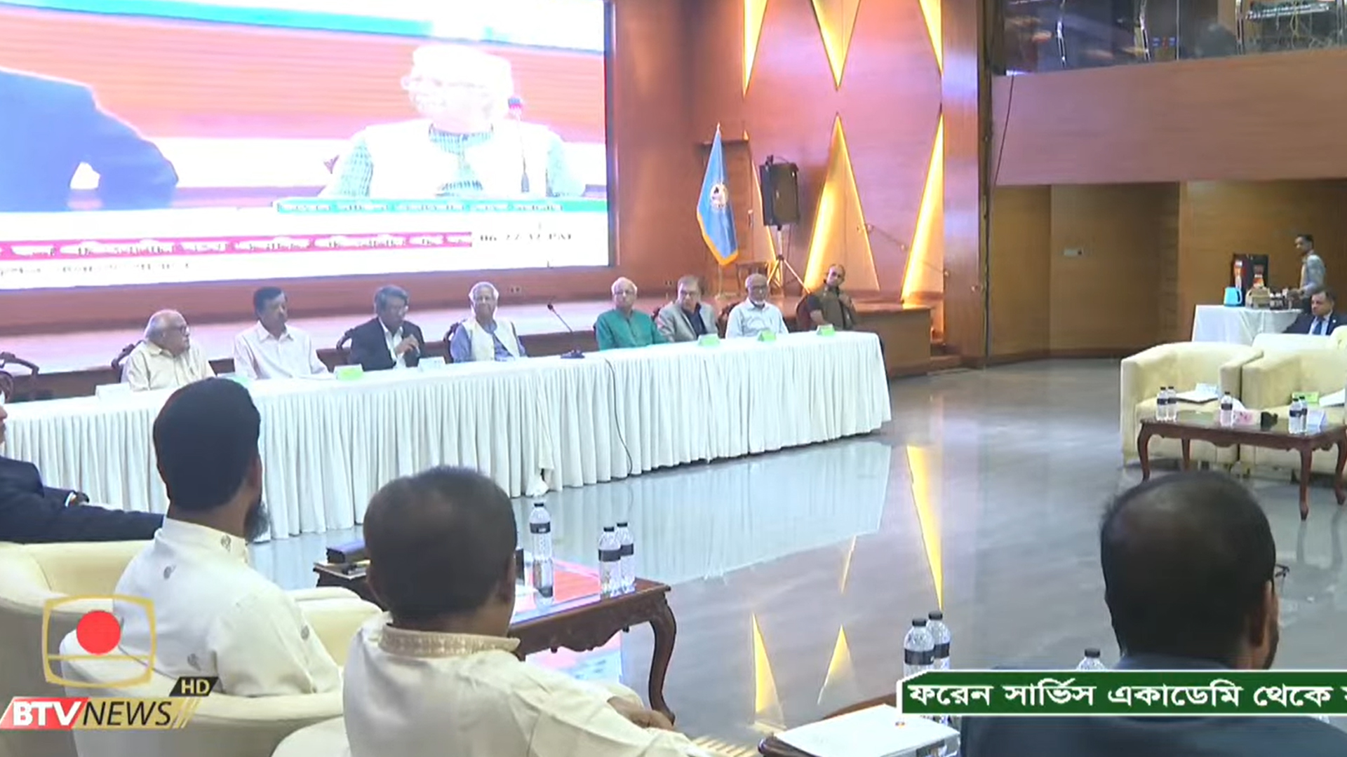 ঐকমত্য কমিশনের সঙ্গে রাজনৈতিক দলের বৈঠক শুরু, আছেন প্রধান উপদেষ্টাও